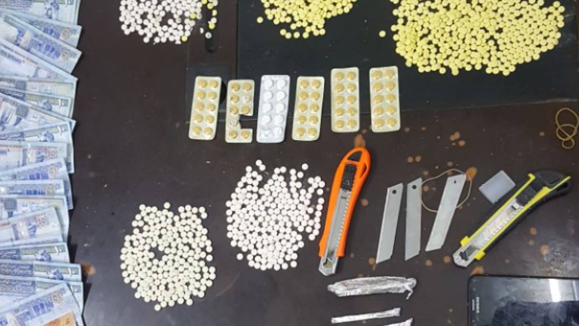 "المخدرات" تضبط 25 متورطا في قضايا مخدرات خلال اسبوع ..صور