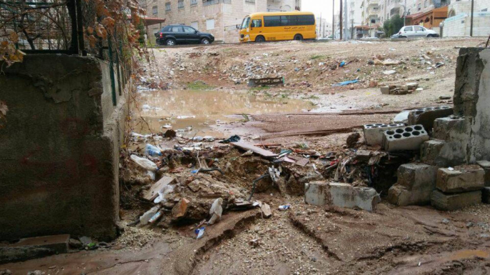 مياه الأمطار تداهم منزلا في طبربور اثر انهيار جسر استنادي