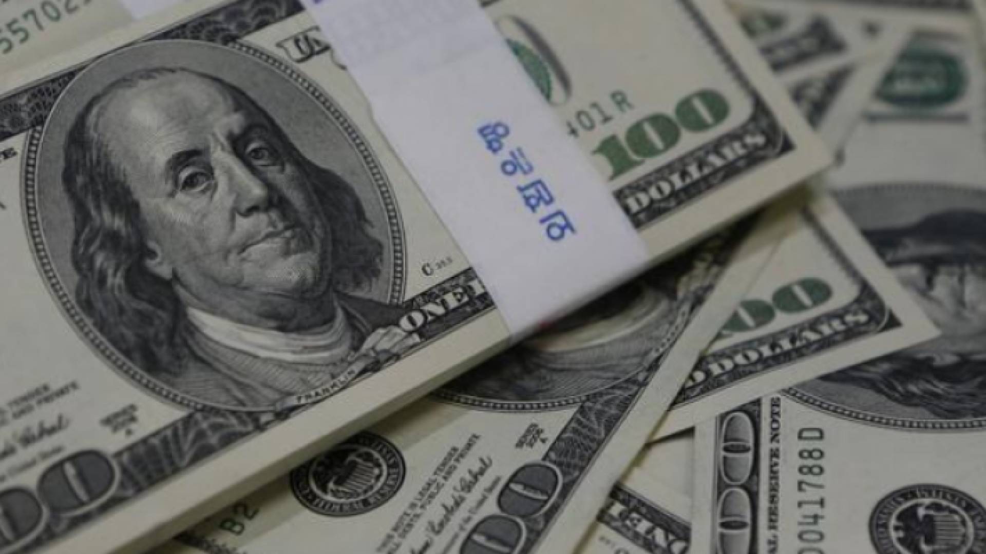 أوراق نقد من فئة المئة دولار