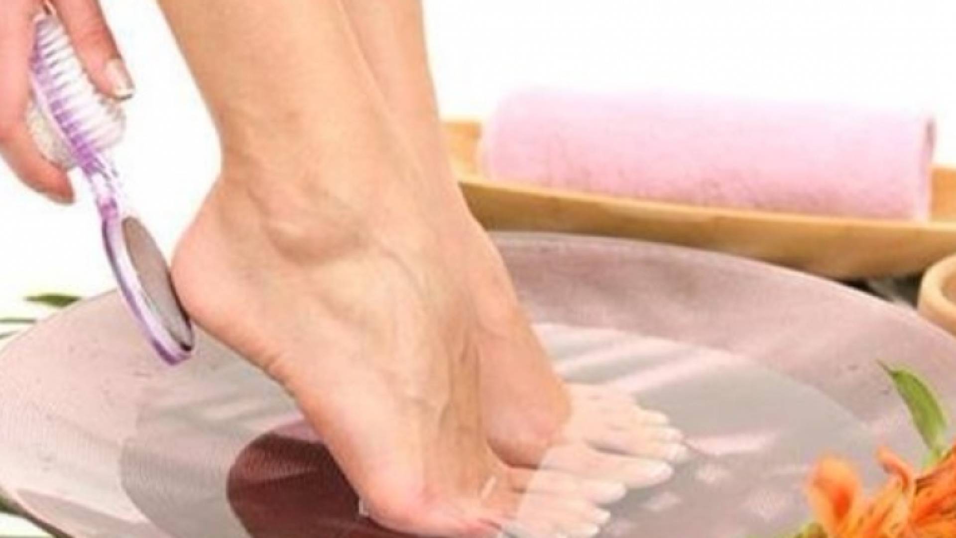 سيدة تزيل الجلد المتقرن من قدمها (أرشيف)