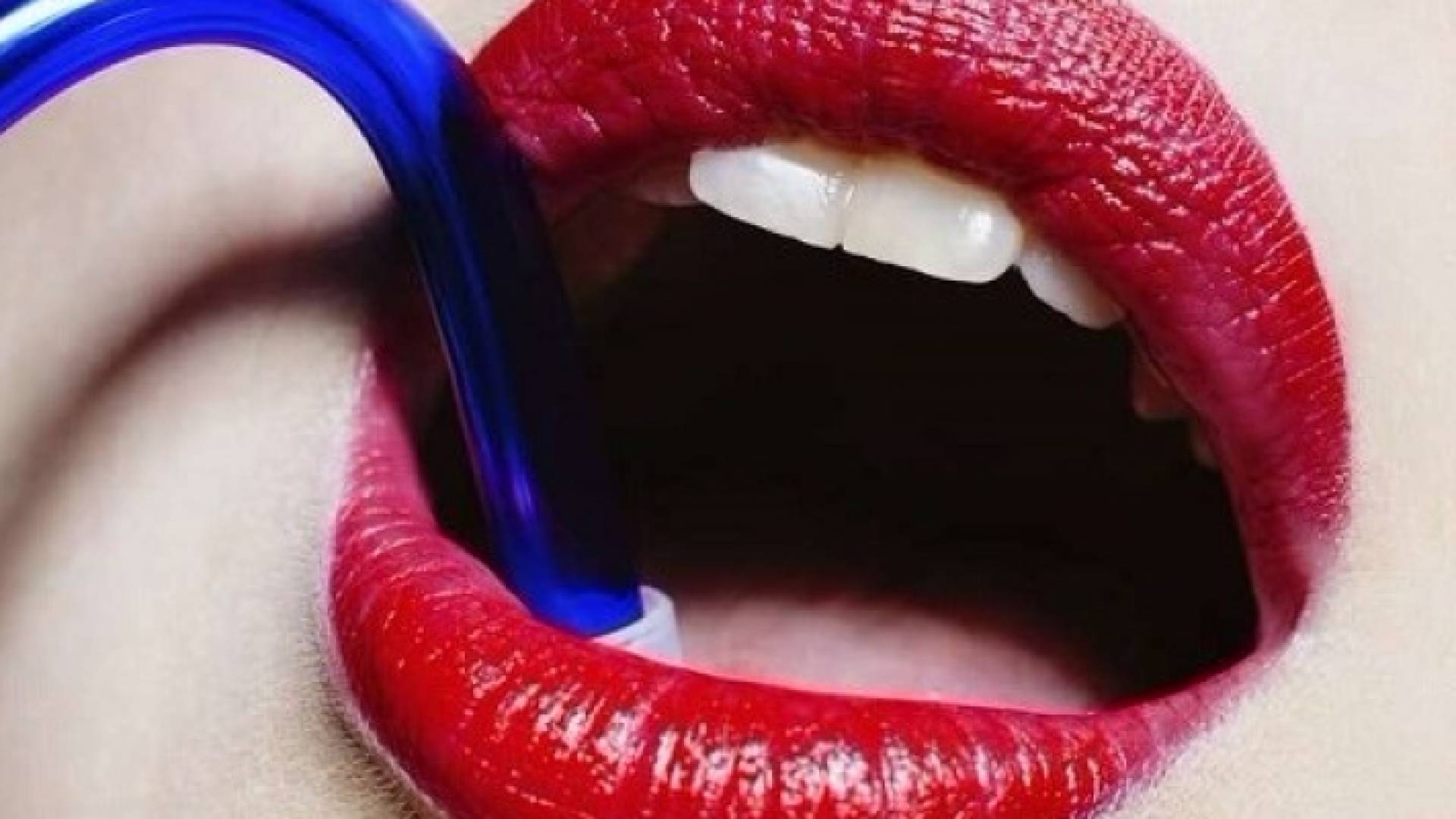 تنظيف داخل الفم واللسان (أرشيف)