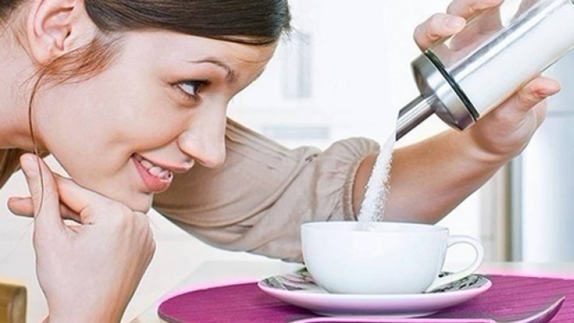 امرأة تضيف سكرا في فنجان شاي (أرشيف)