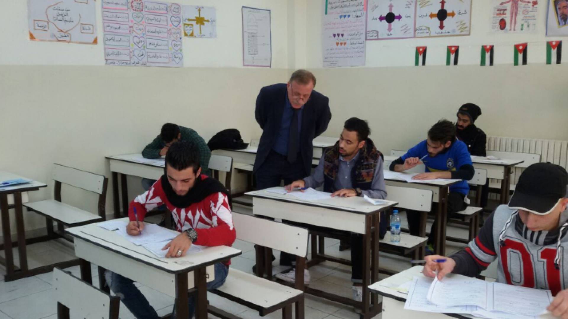 صورة خلال زيارة أمين عام وزارة التربية والتعليم لعدد من قاعات الامتحان