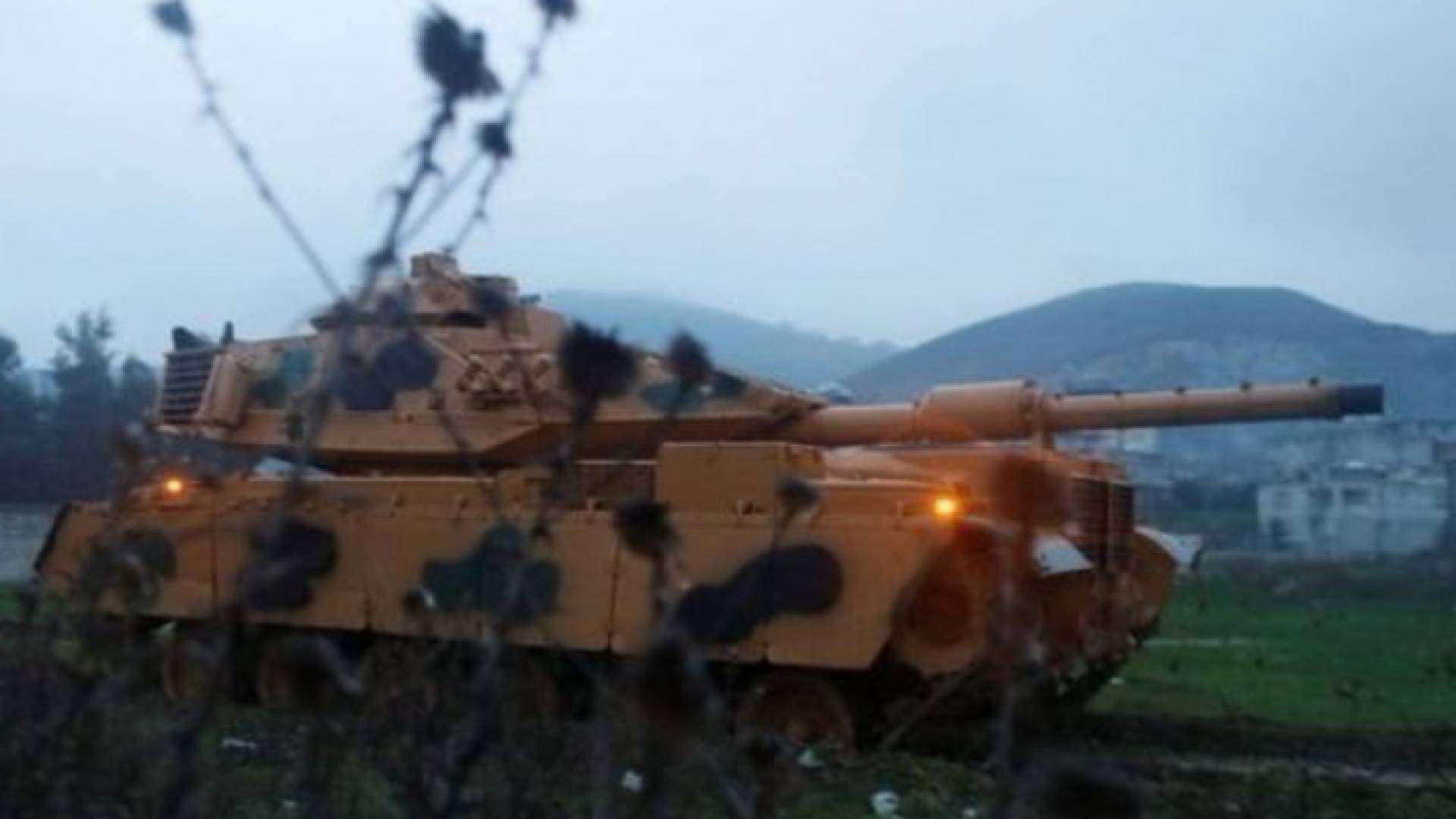 تجمعت الدبابات التركية على الحدود قريبا من عفرين