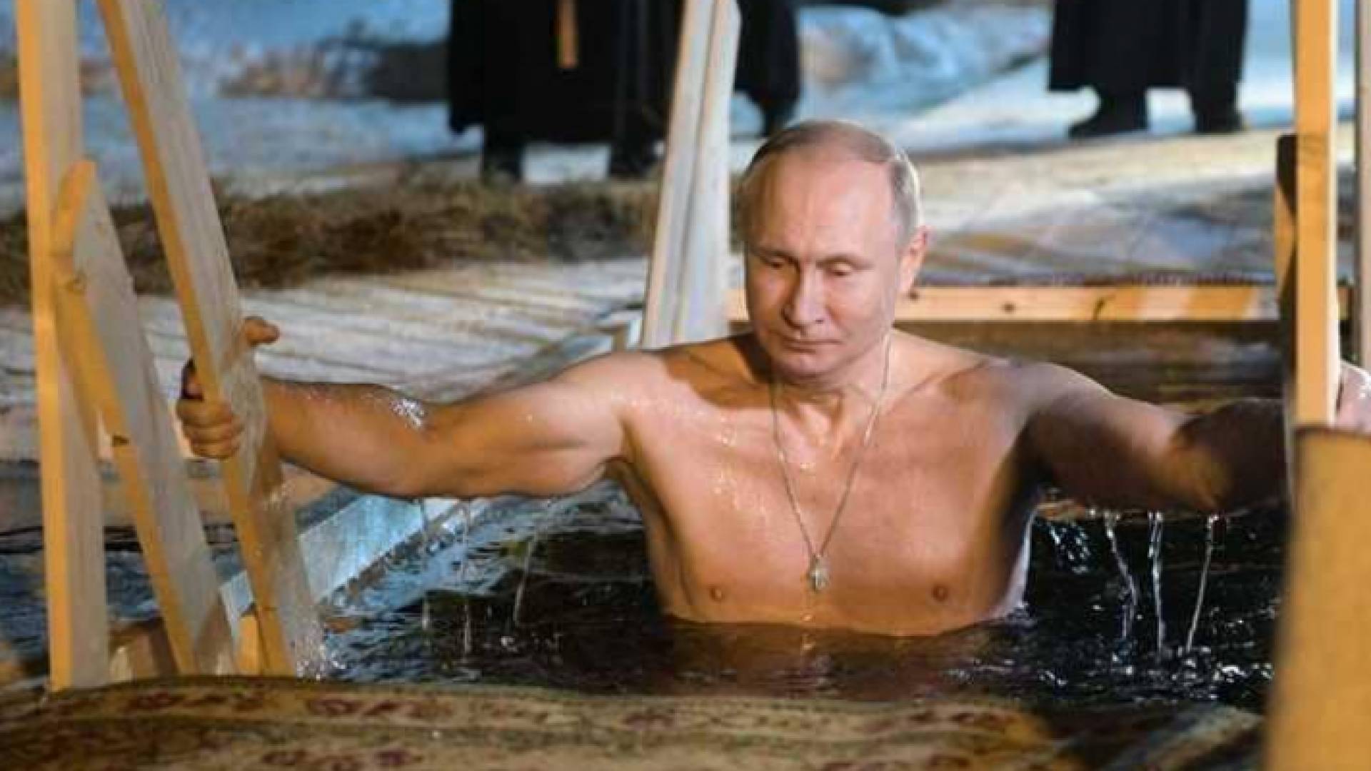 بوتن يغطس ببحيرة متجمدة