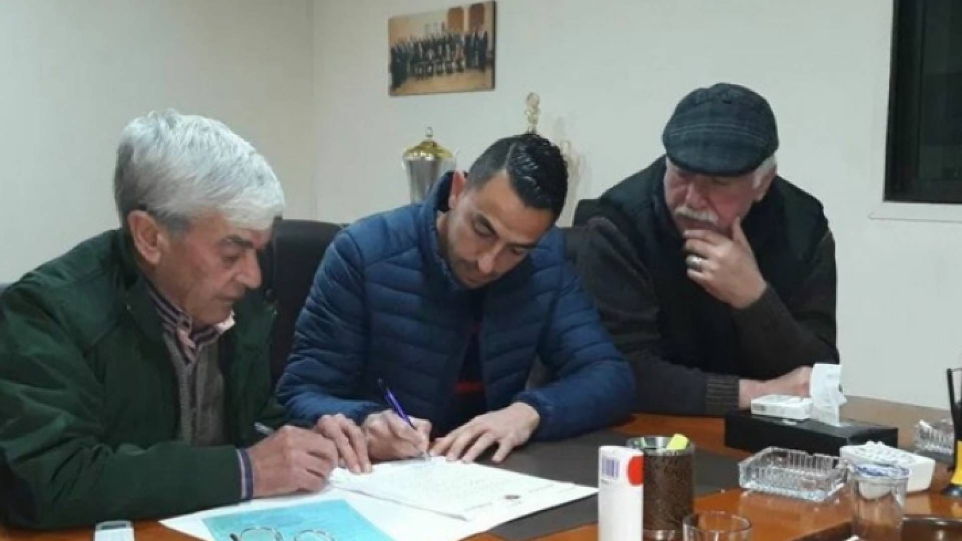 جانب من التوقيع