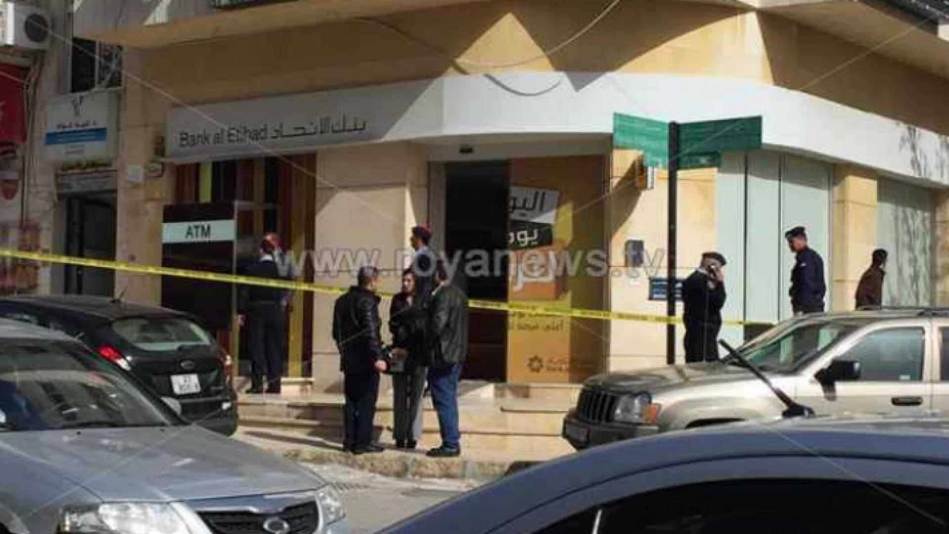 الأجهزة الامنية أمام البنك