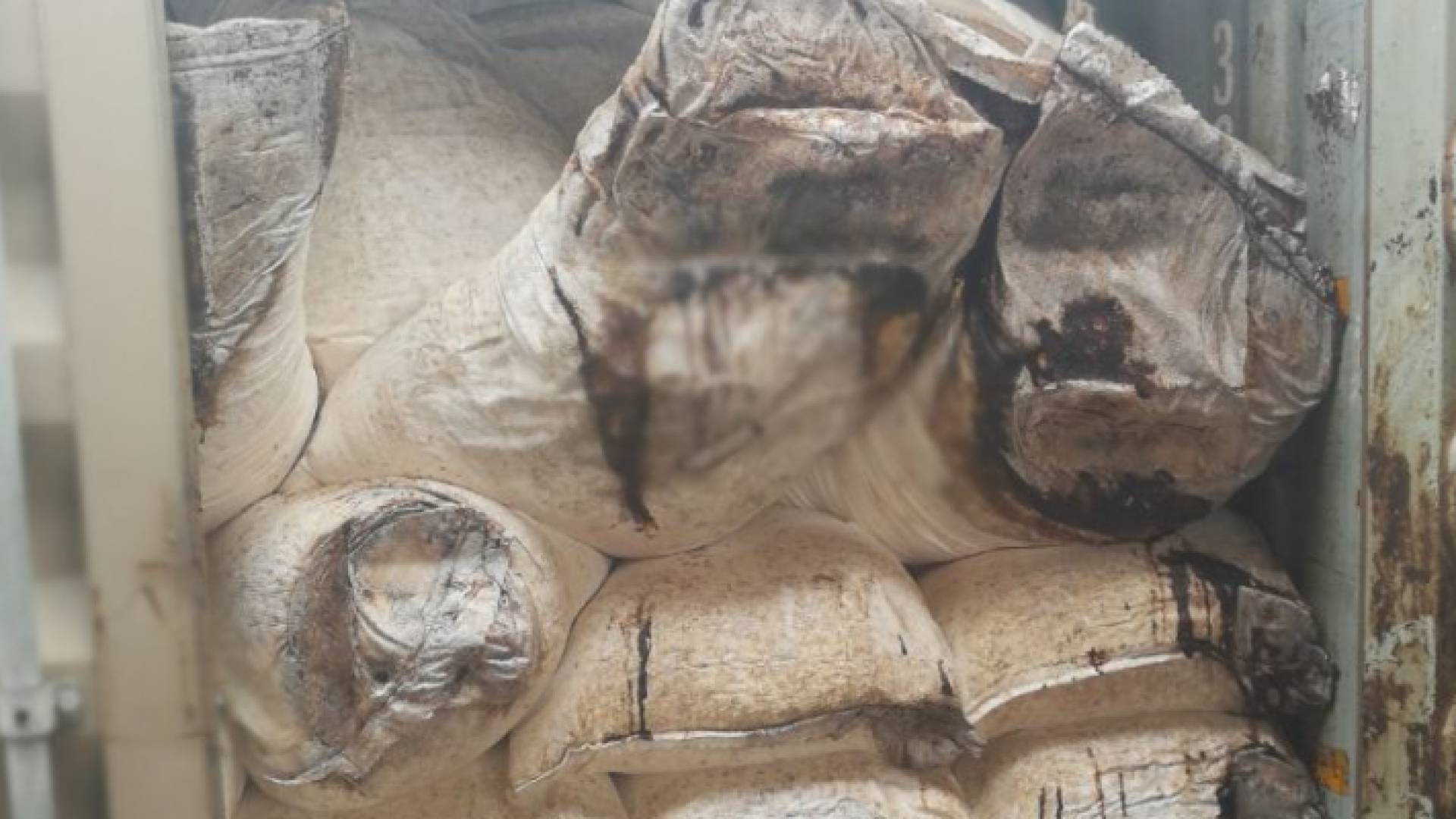 إحباط تهريب (92) طن طحين متعفن