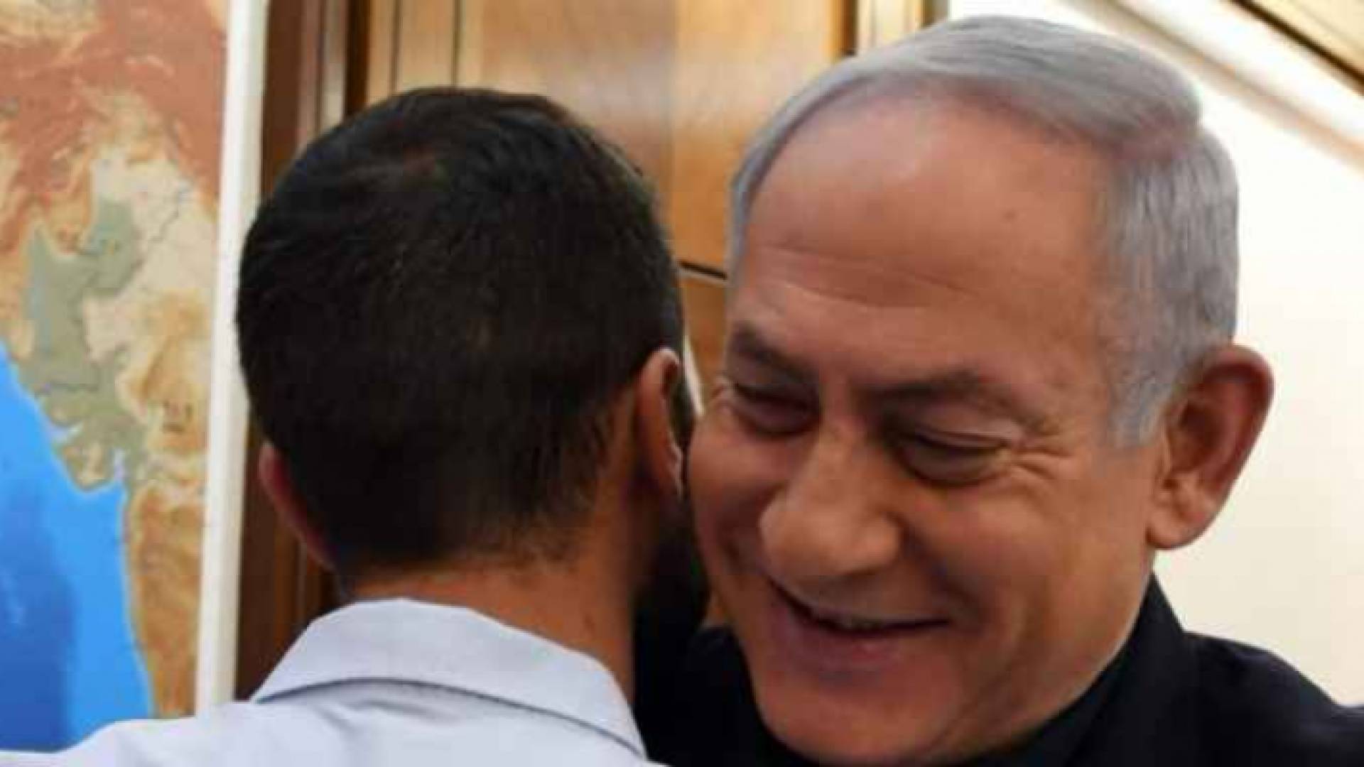 نتنياهو في استقبال حارس السفارة الإسرائيلية بعمان وقاتل مواطنين اردنيين