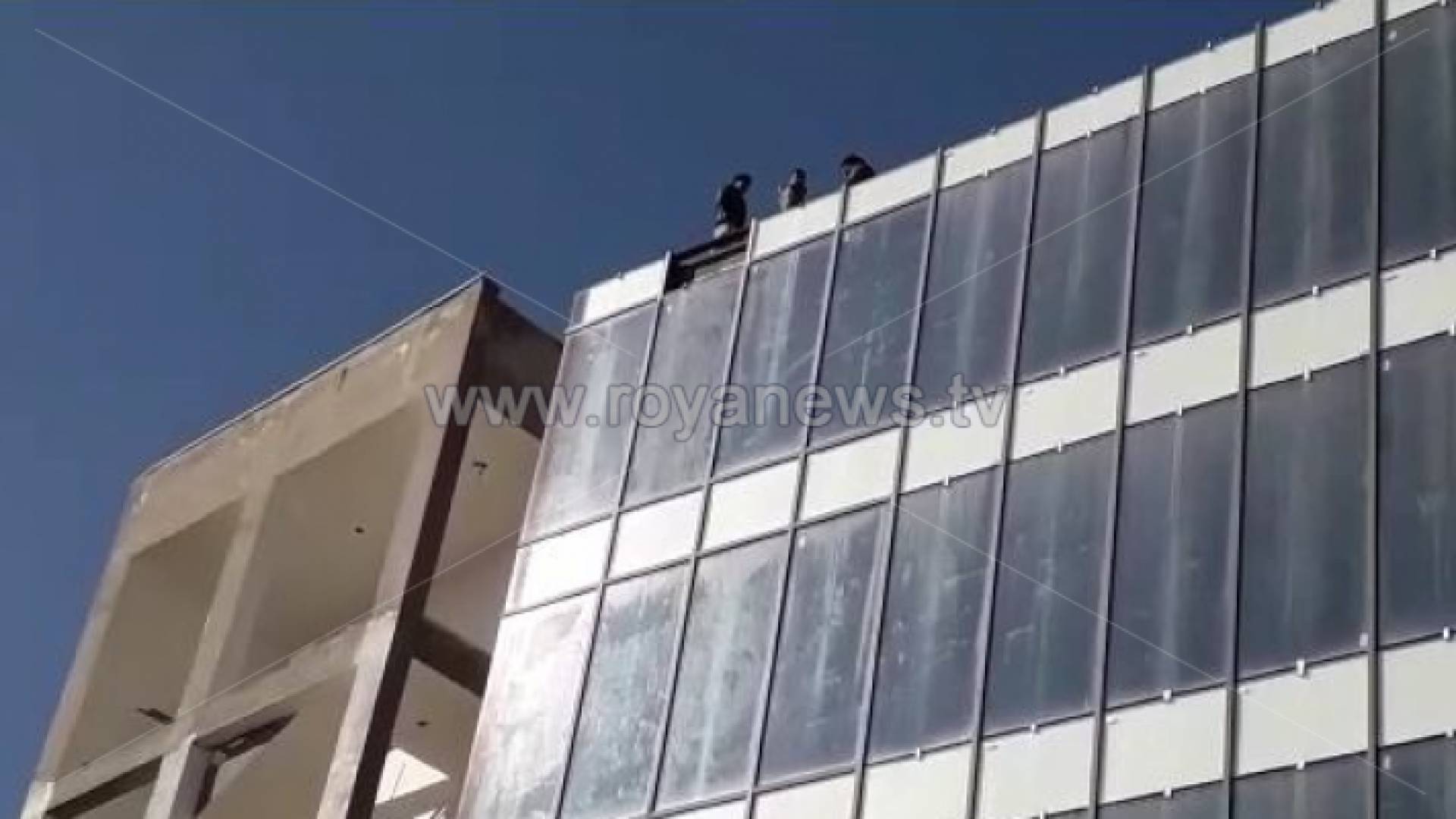 ثلاثة شبان يهددون بالانتحار من أعلى مبنى بمنطقة الدوار السابع في عمان