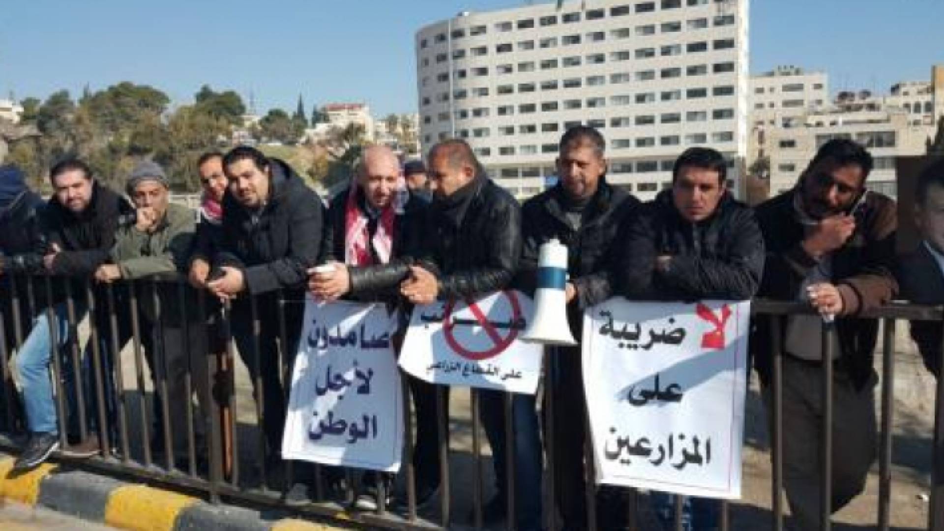 المزارعون مستمرون باعتصامهم