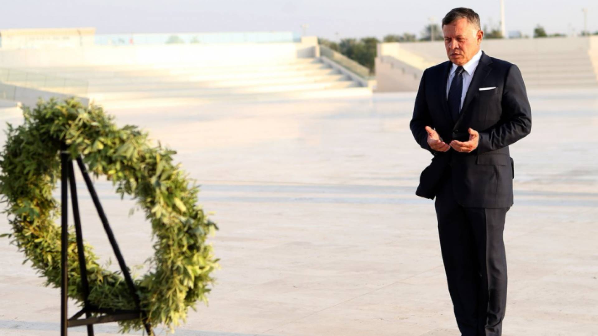 الملك يضع اكليل الزهور على النصب التذكاري لشهداء الإمارات