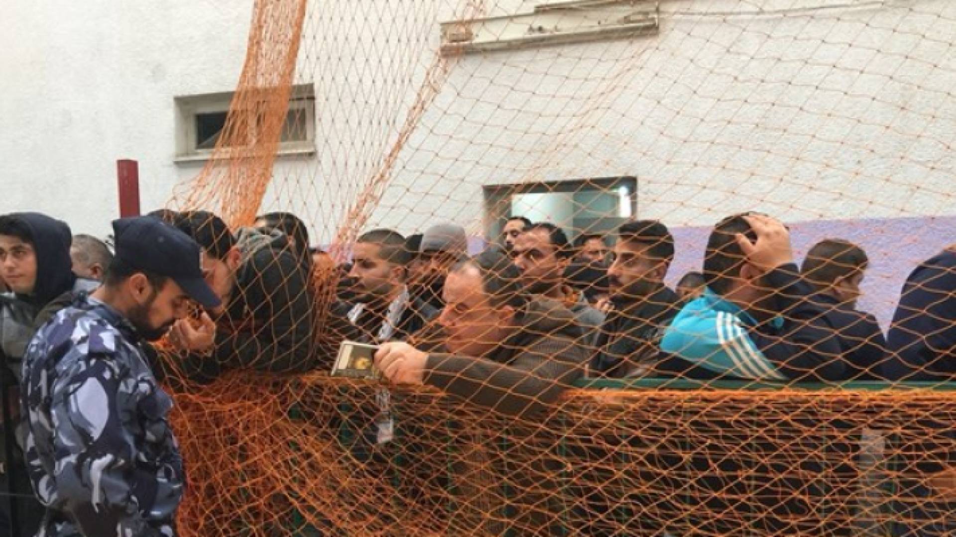 آلاف المسافرين الفلسطينيين عند المعبر الحدودي بين غزة ومصر