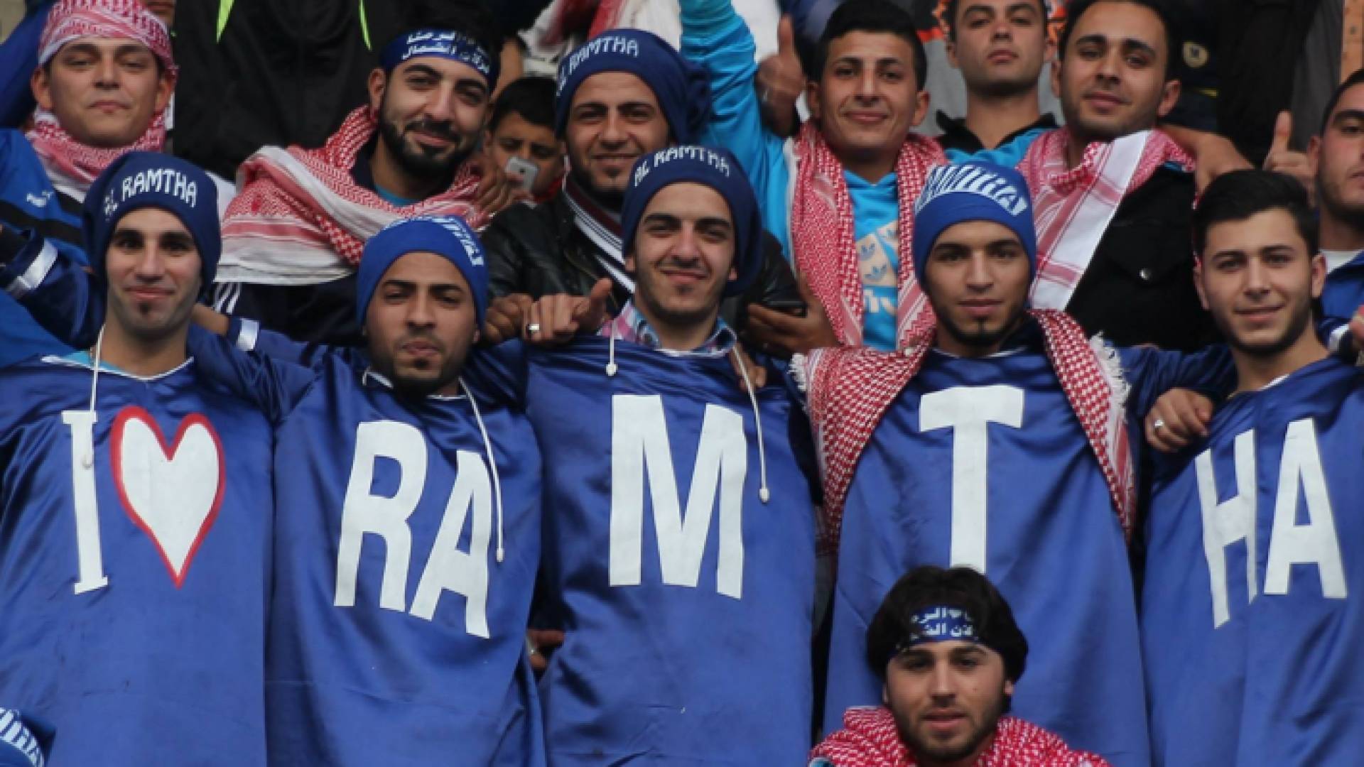 مجموعة من مشجعي نادي الرمثا