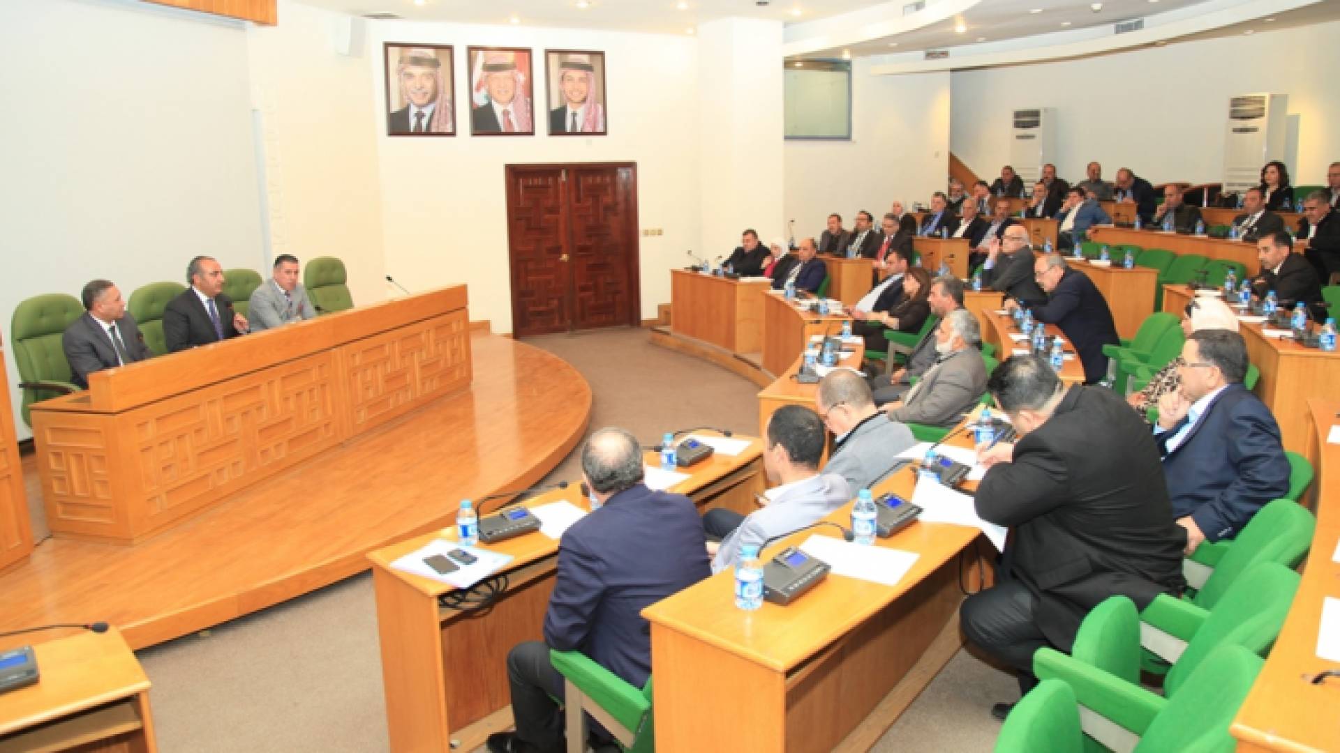 صورة خلال جلسة تشاورية لمجلس أمانة عمان