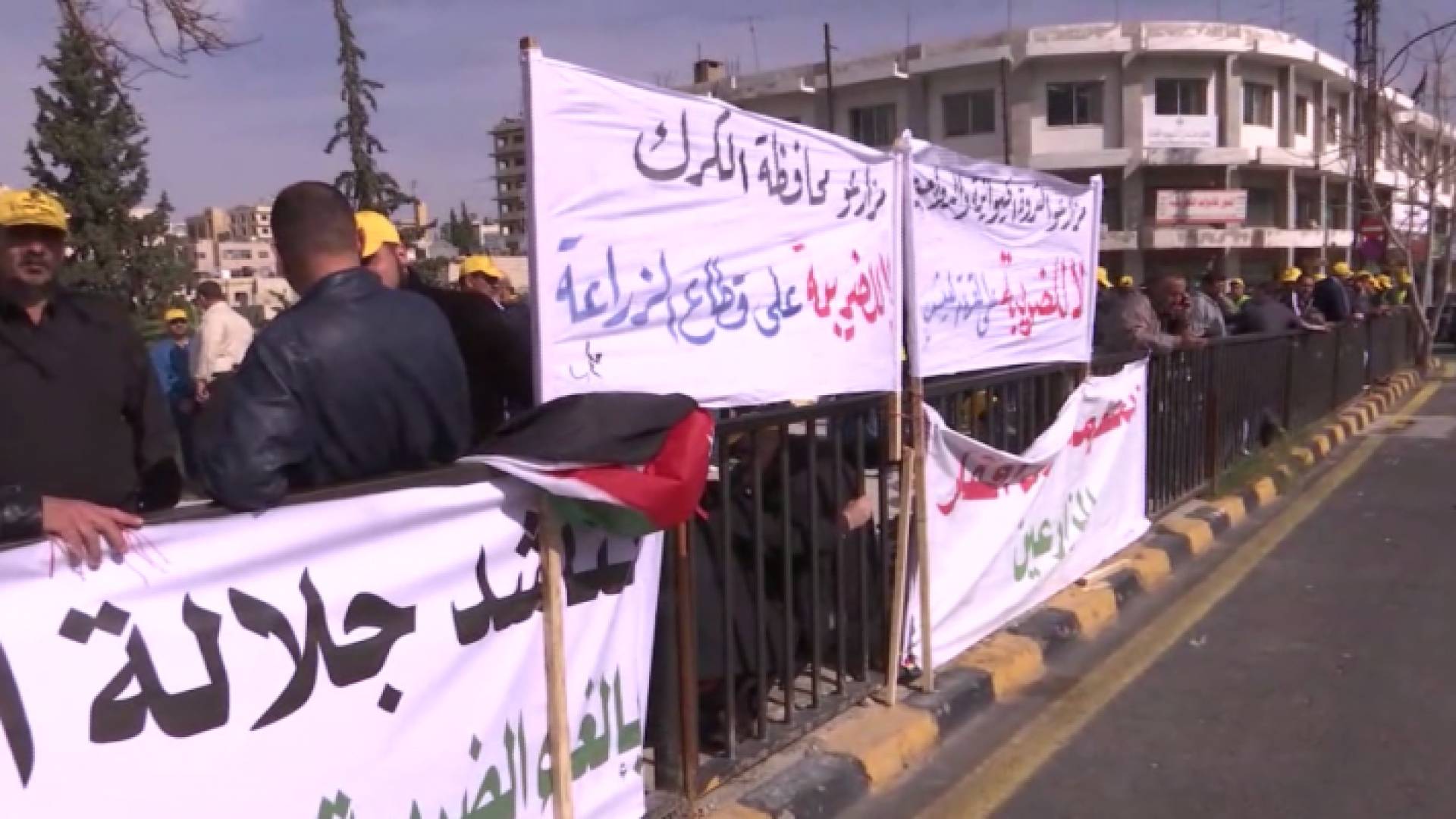 المزارعون يستأنفون اعتصامهم أمام "النواب"