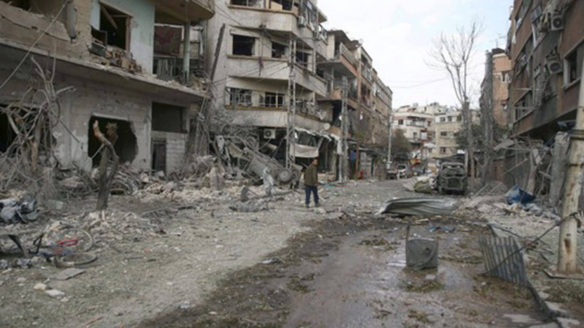 معارك عنيفة على أطراف الغوطة الشرقية وتراجع وتيرة الغارات غداة قرار الهدنة