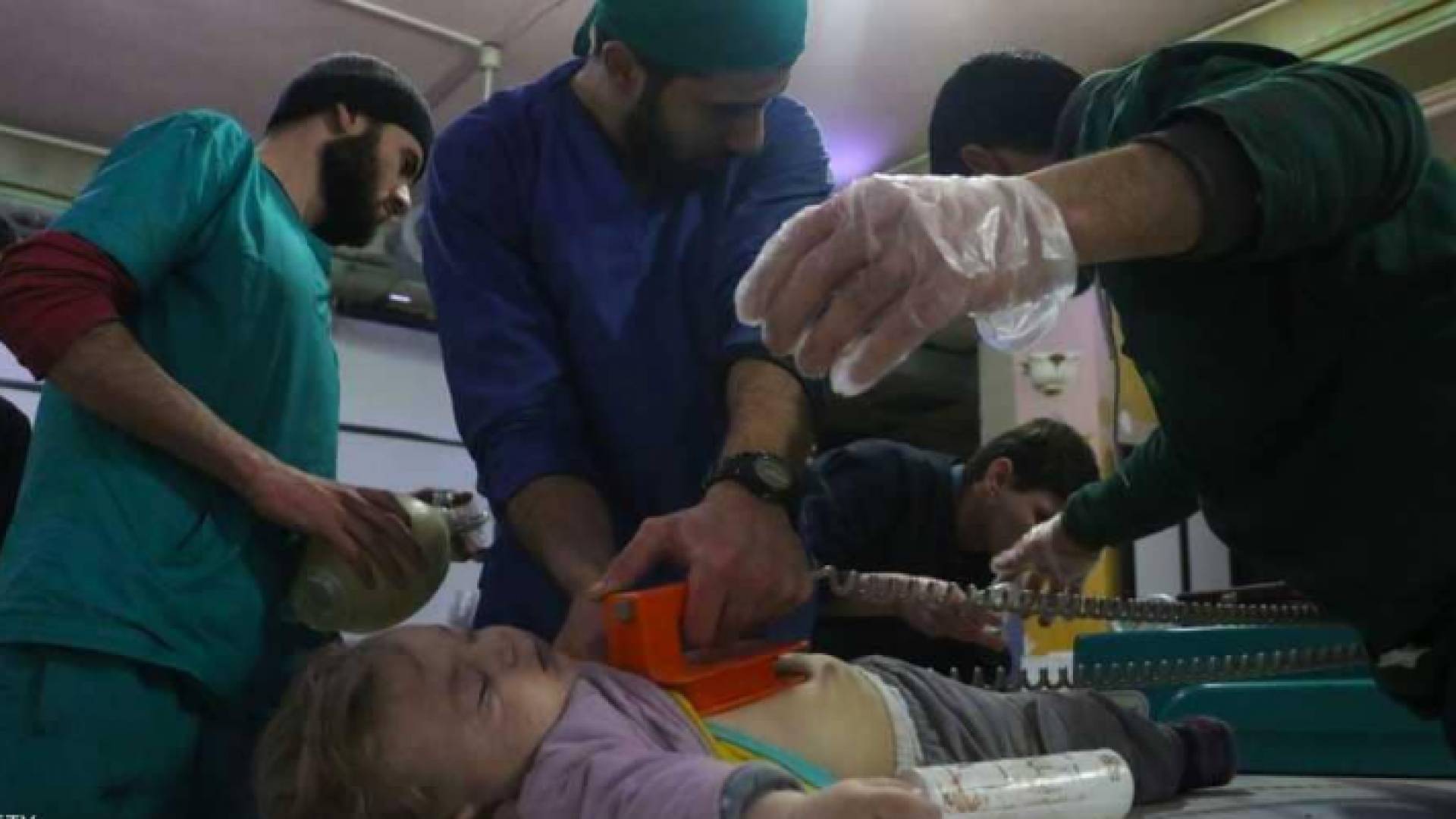 محاولة انعاش لطفل سوري