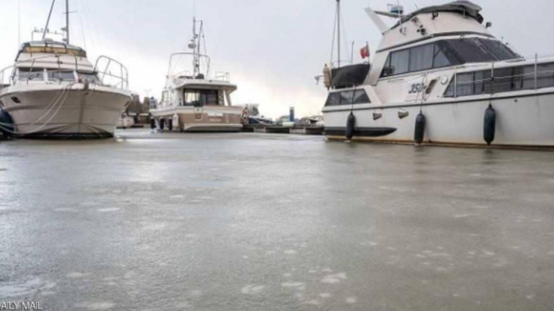 قوارب حاصرتها الثلوج