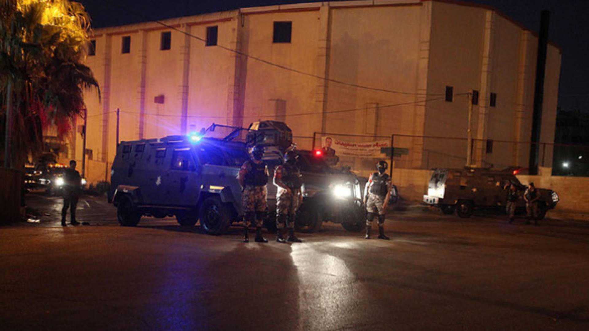 تواجد أمني في محيط السفارة الإسرائيلية بعمان بعد ارتكاب حارس أمني إسرائيلي لجريمة قتل مواطنين منتصف العام الماضي.-(أرشيفية)