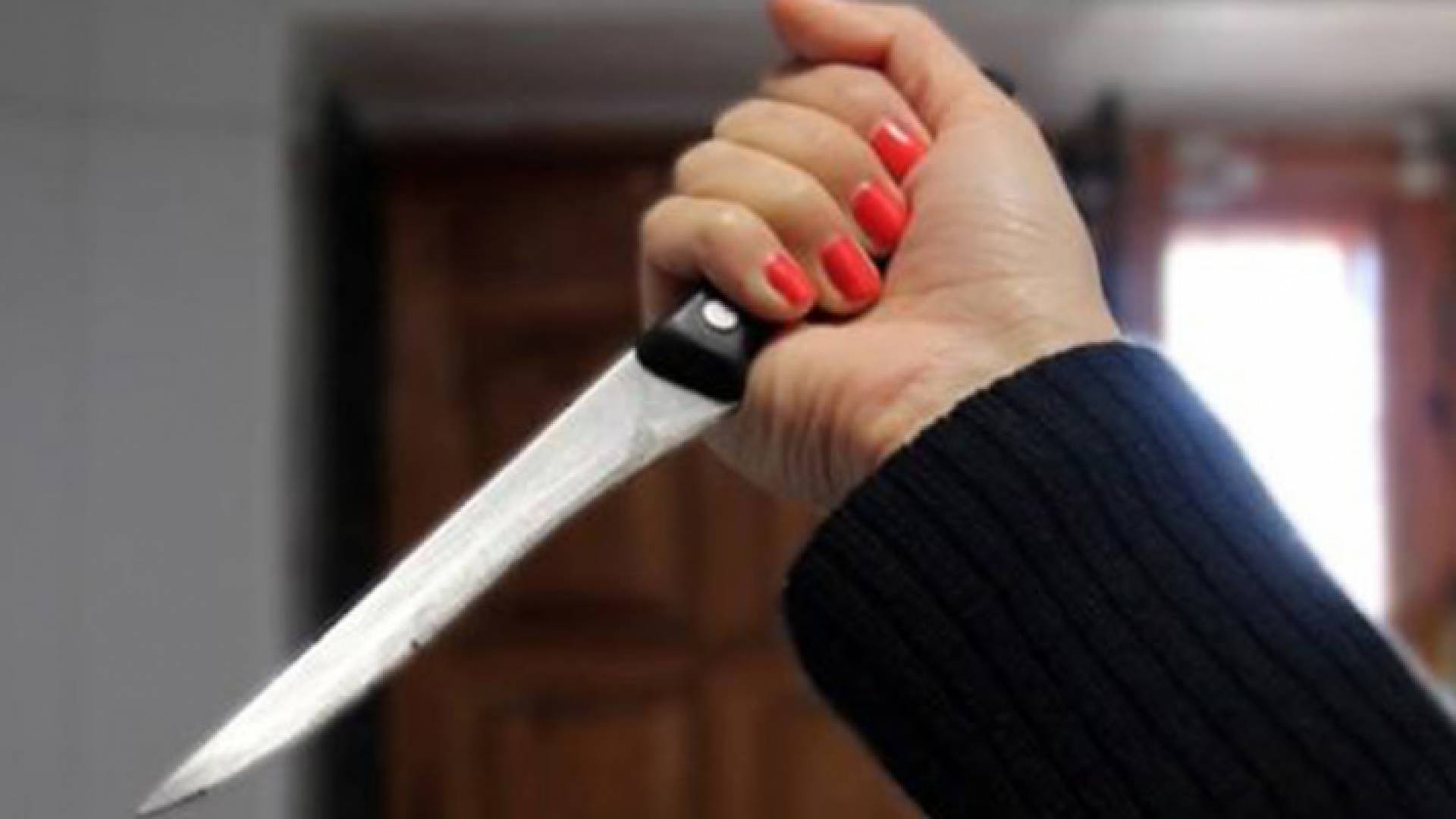 سيدة تحمل سكين - ارشيفية