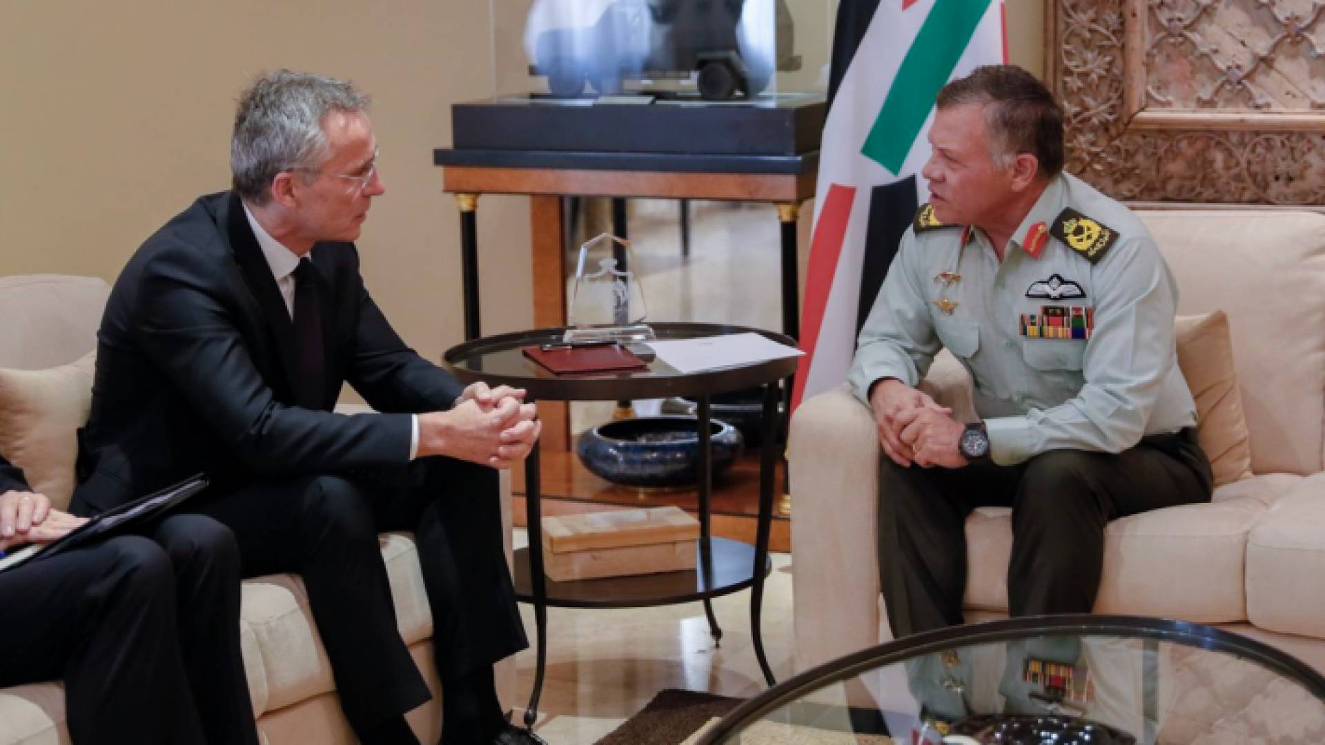 الملك يستقبل أمين عام حلف الناتو