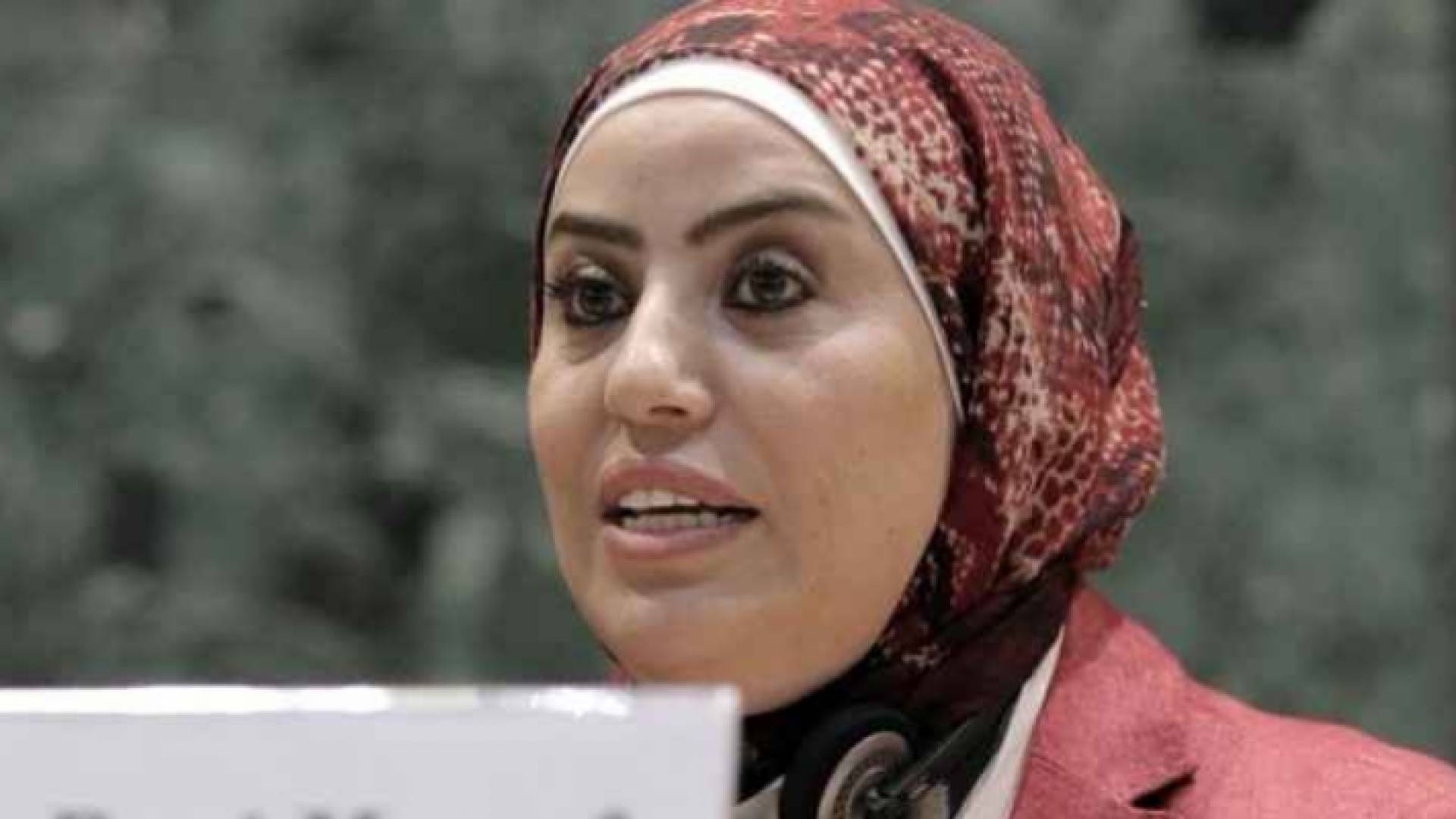 النائب وفاء بني مصطفى