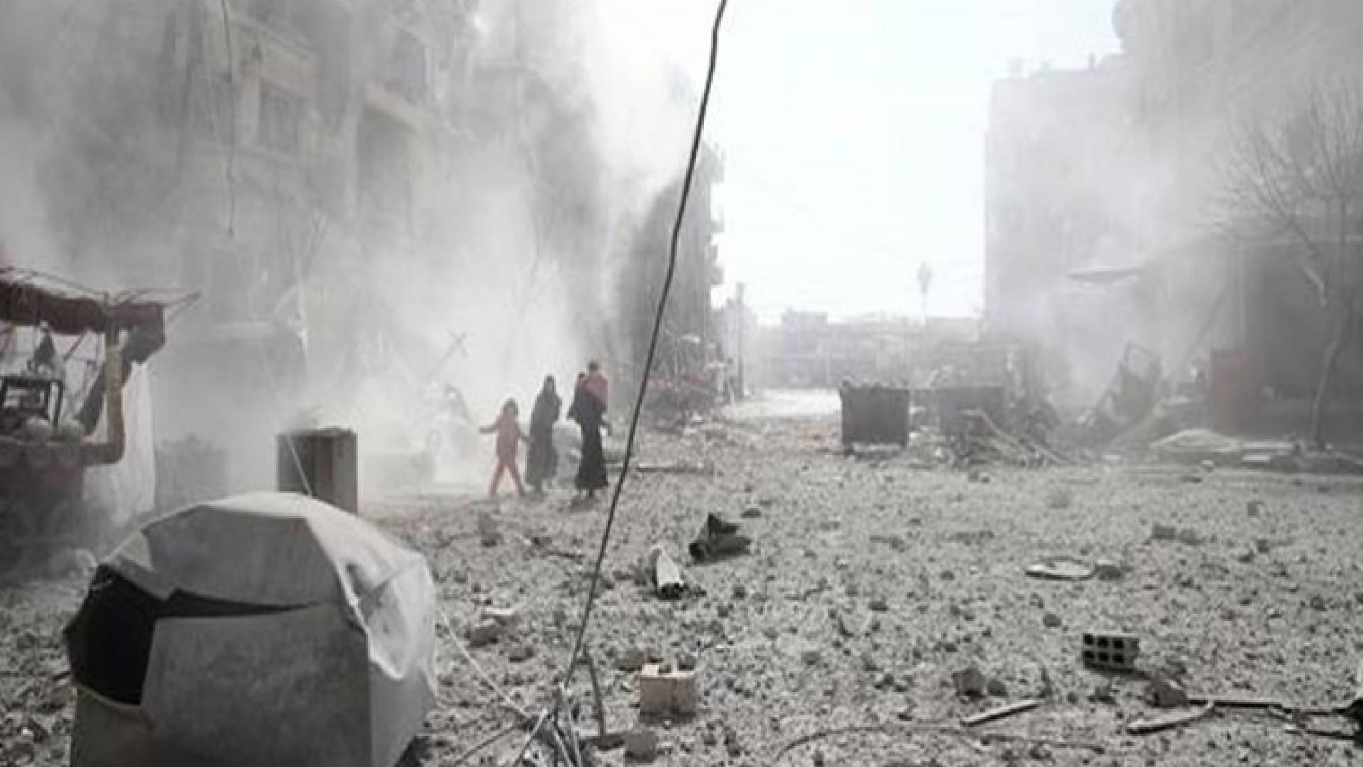 غارات دموية على الغوطة الشرقية مع استمرار خروج مئات المدنيين