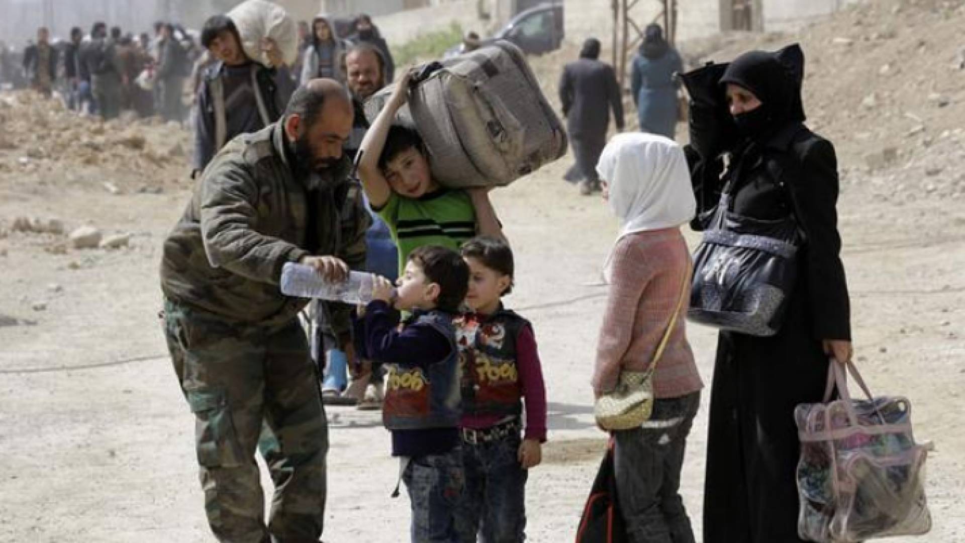 أفواج من المدنيين يخرجون مرهقين وجوعى من الغوطة الشرقية