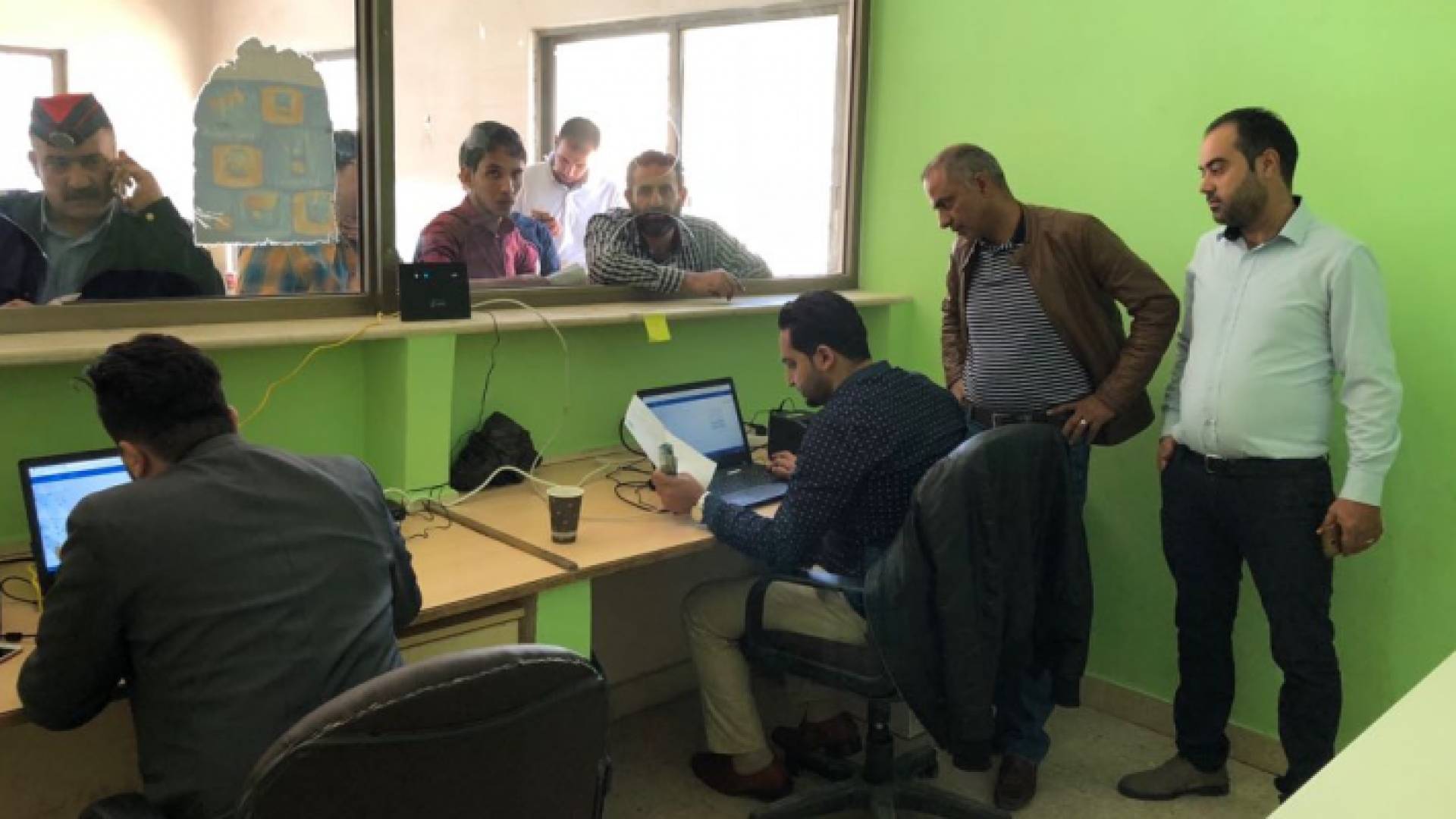 محطة دفع إلكتروني في مركز ترخيص الزرقاء