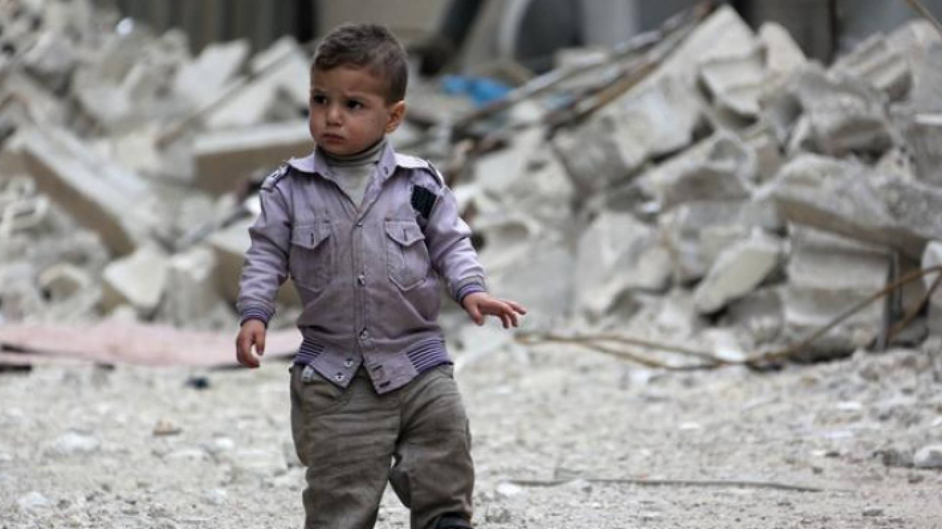 طفل يقف في شارع مدمر في منطقة الغوطة الشرقية - ارشيفية