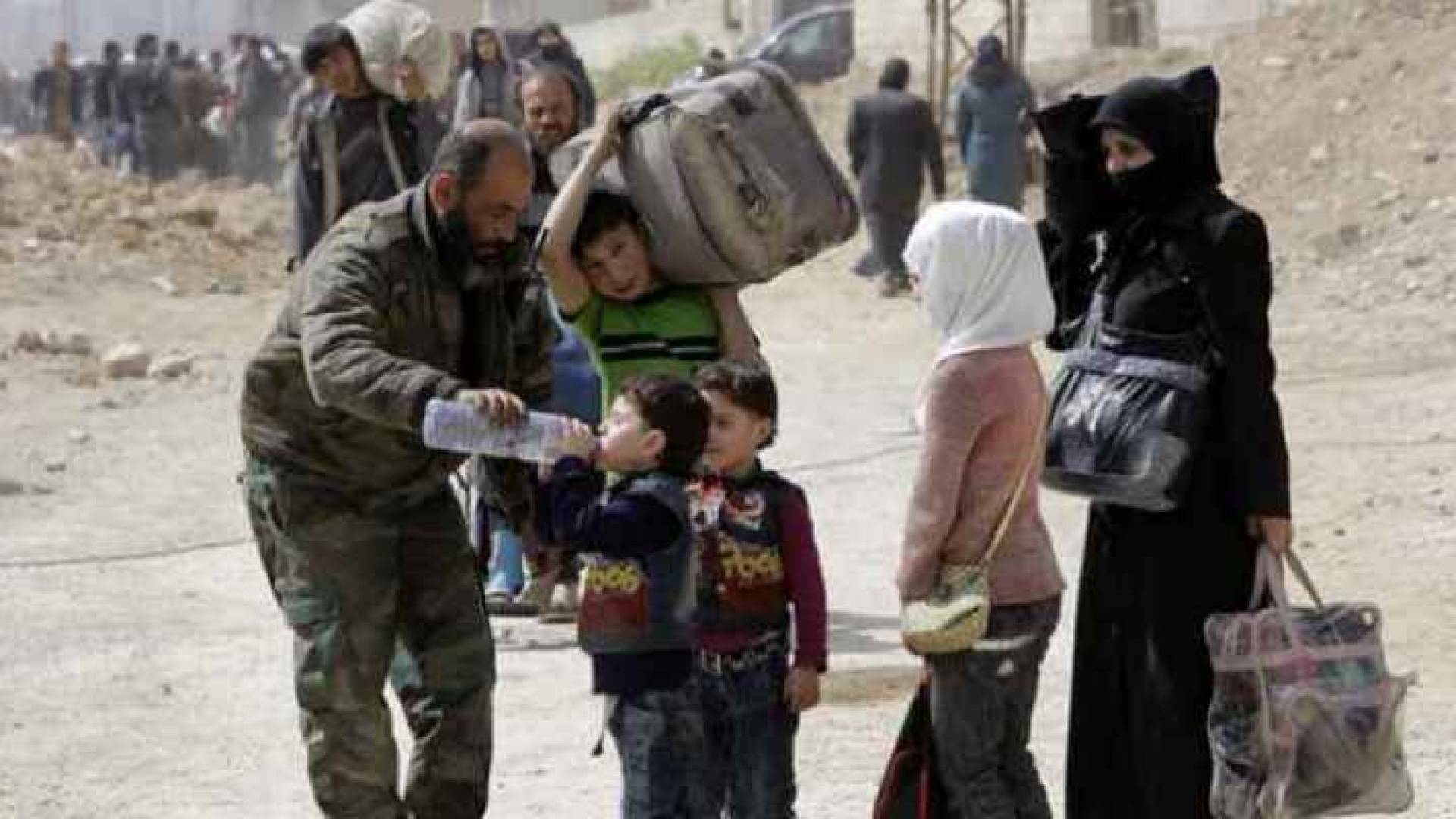 أفواج من المدنيين يخرجون من الغوطة الشرقية - ارشيفية