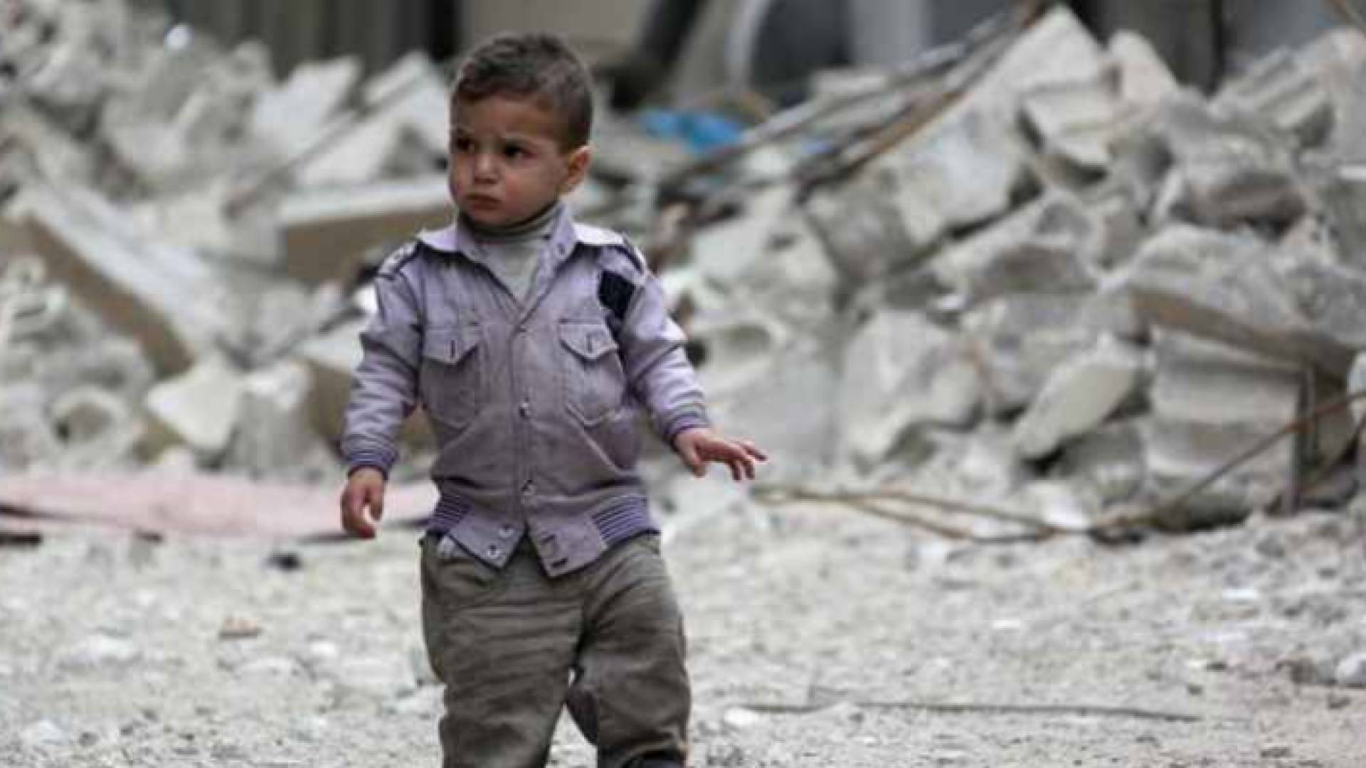 طفل يقف في شارع مدمر في منطقة الغوطة الشرقية - ارشيفية