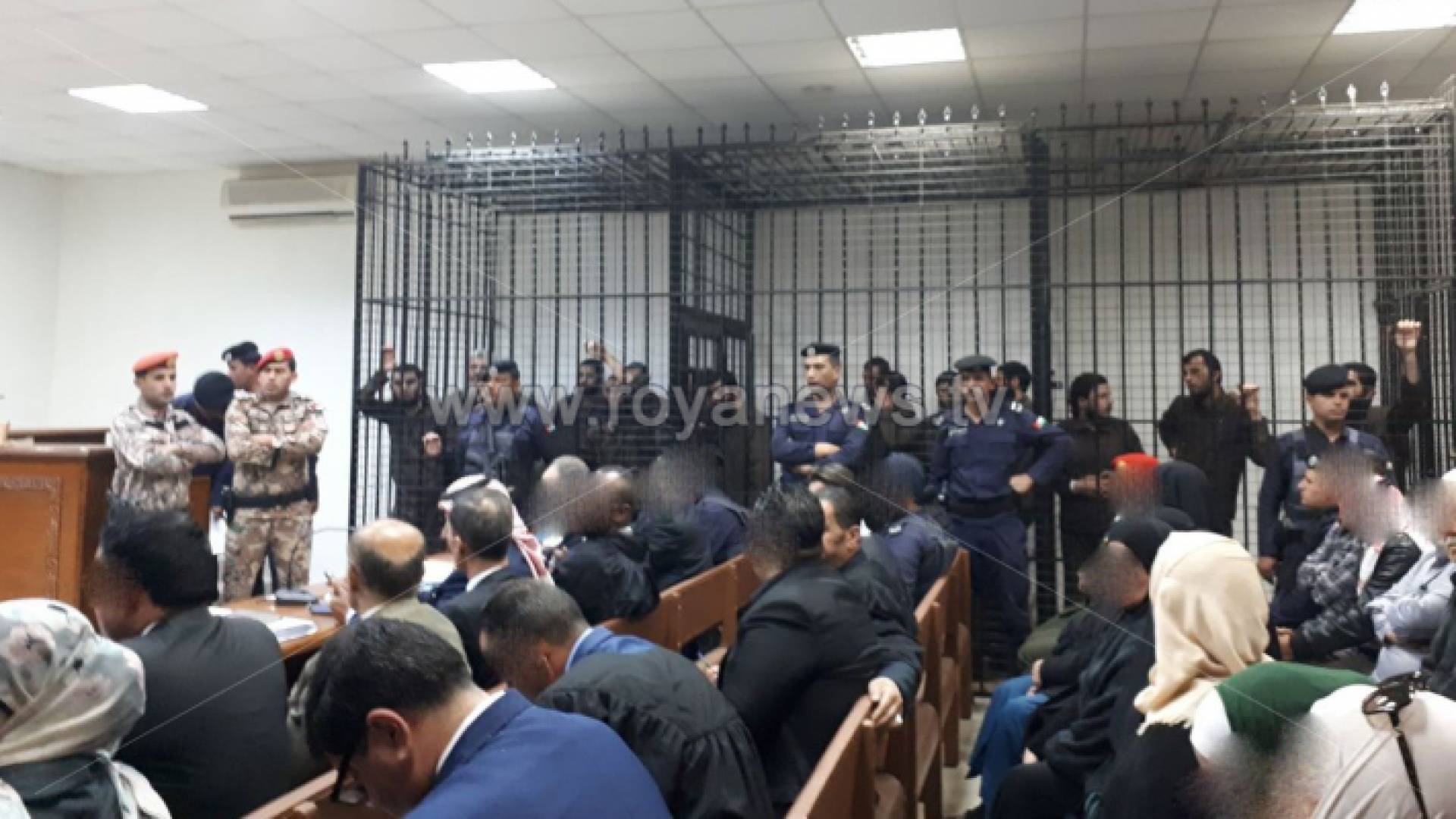 الصورة من داخل المحكمة