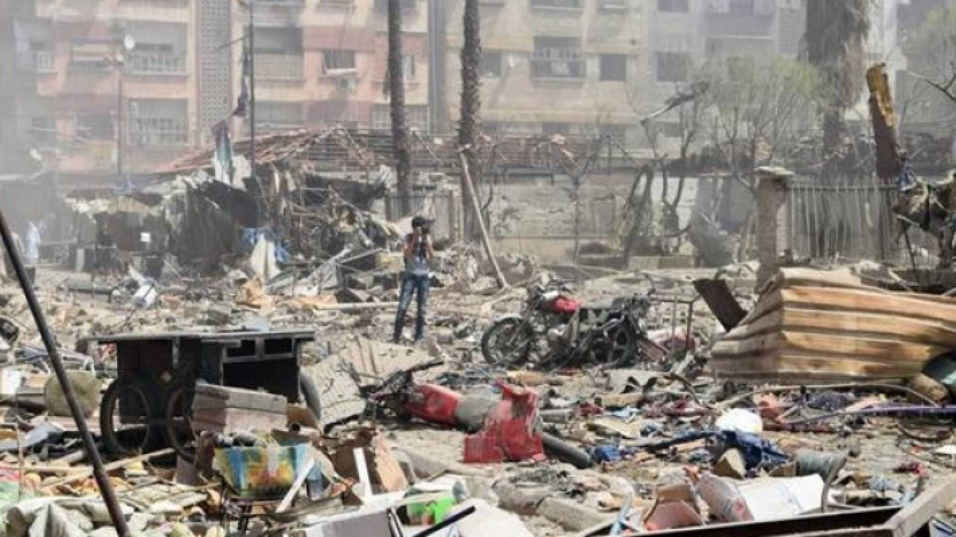 اثار القصف على دوما - ارشيفية