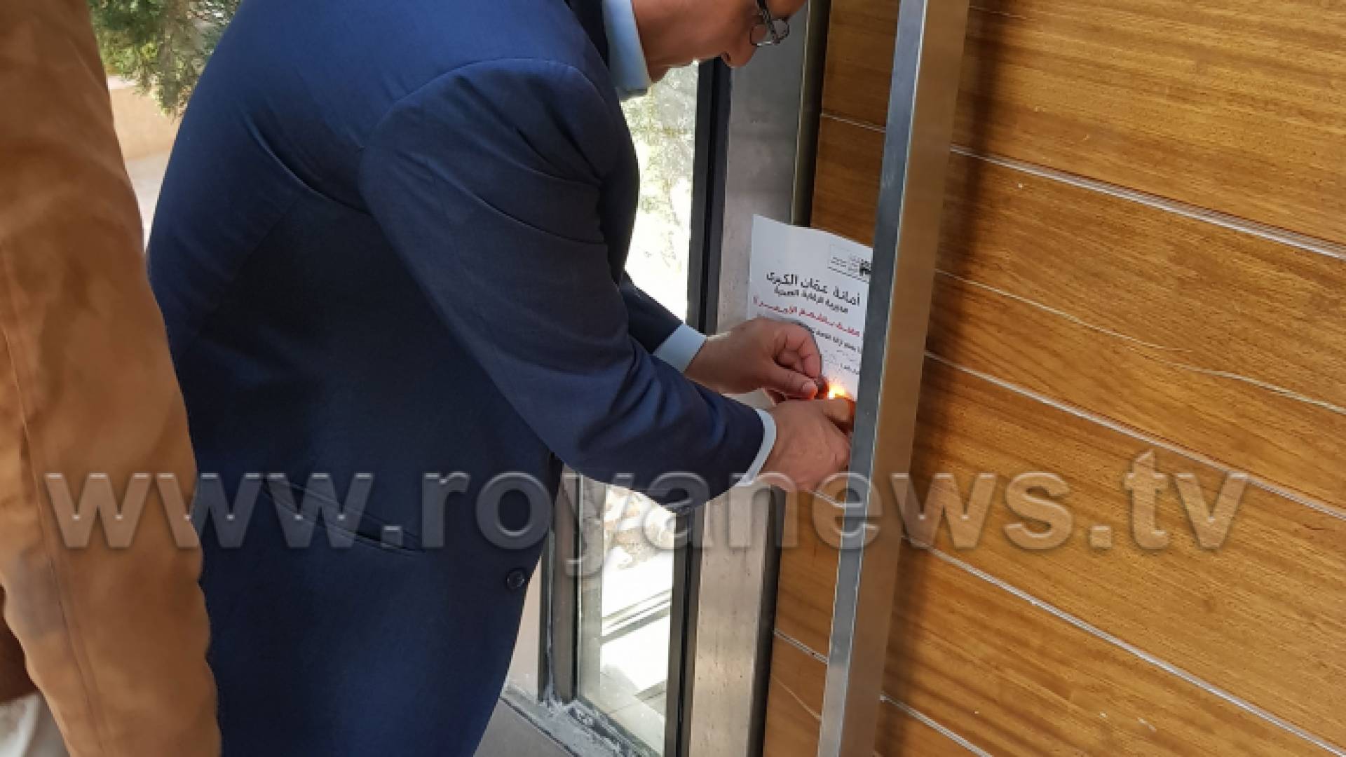 جانب من عملية اغلاق المطعم والبار