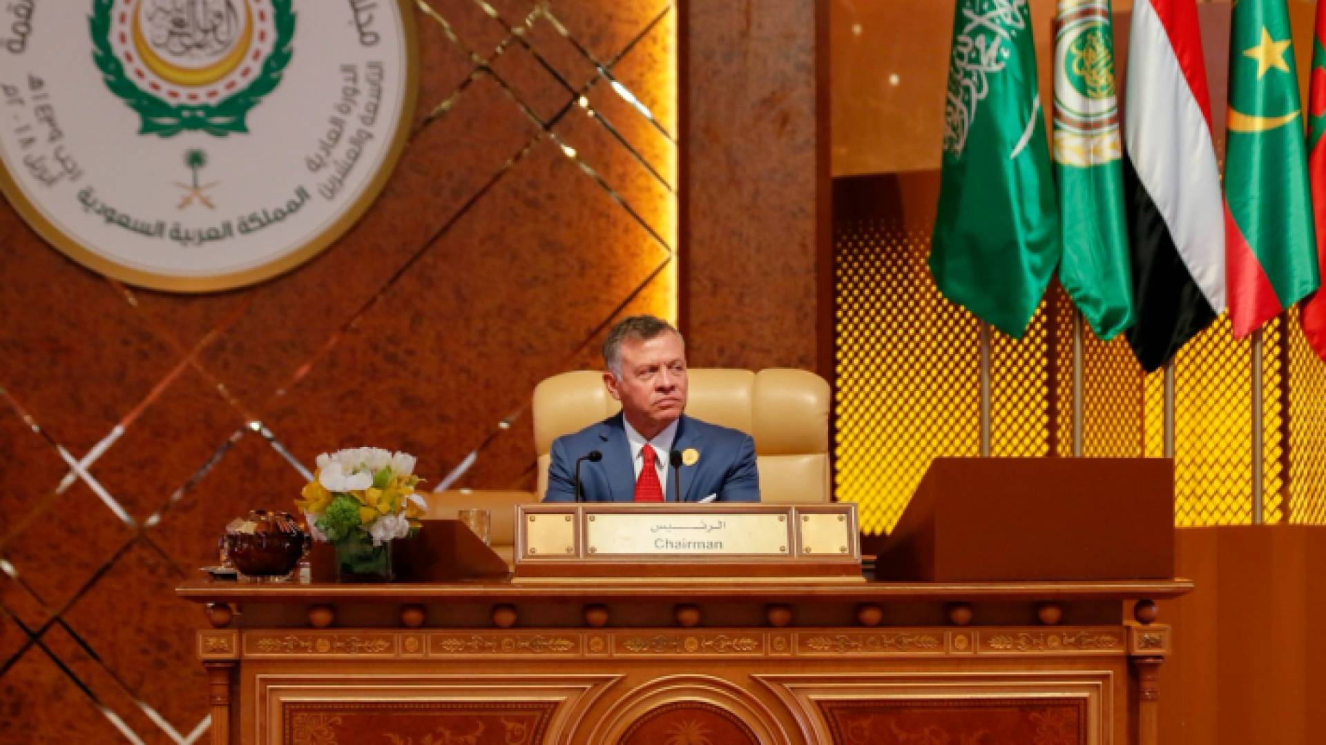 الملك خلال أعمال القمة العربية الـ 29