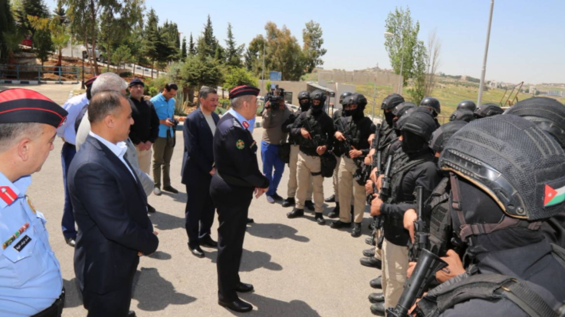 الحمود خلال زيارته إلى إدارة مكافحة المخدرات