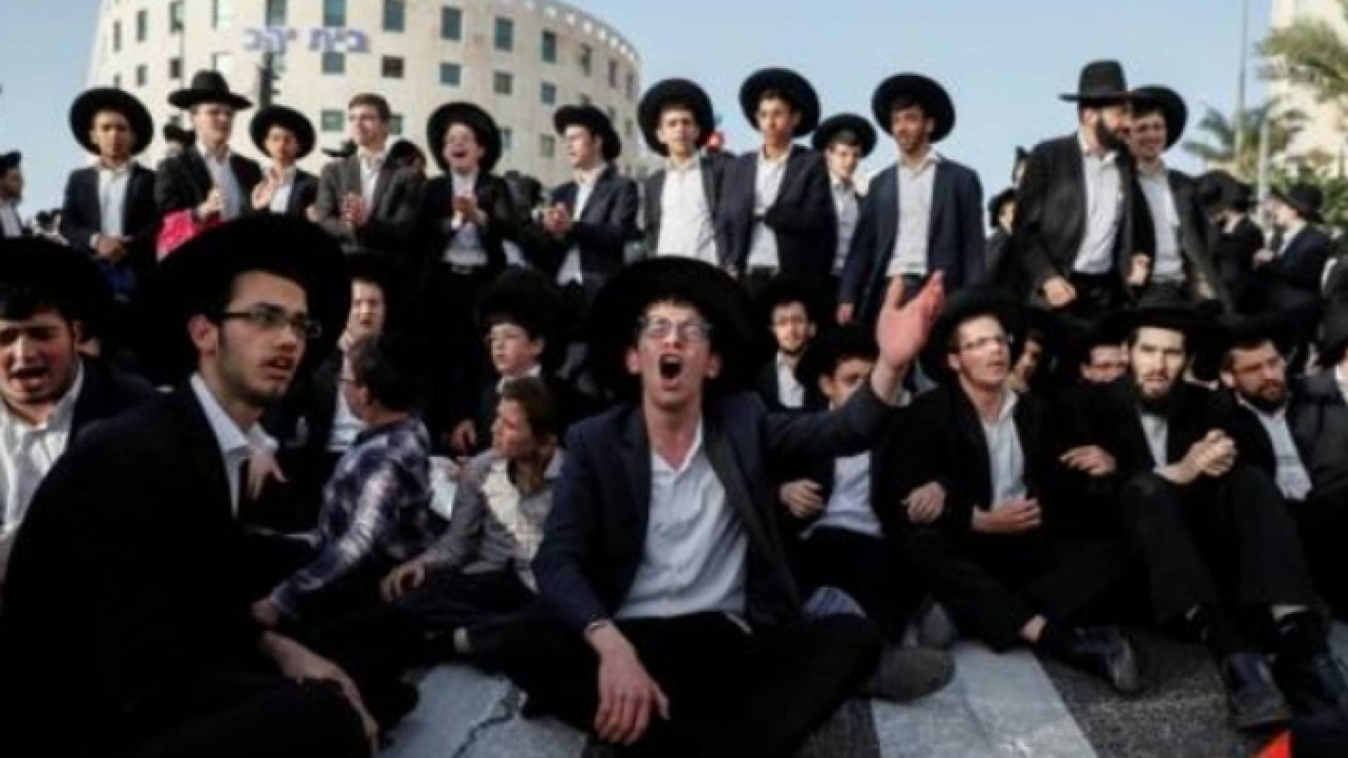 متظاهرون من اليهود الأرثوذكس المتدينين يغلقون طريقا رئيسيا في القدس اثناء احتجاجاهم على الخدمة العسكرية الالزامية