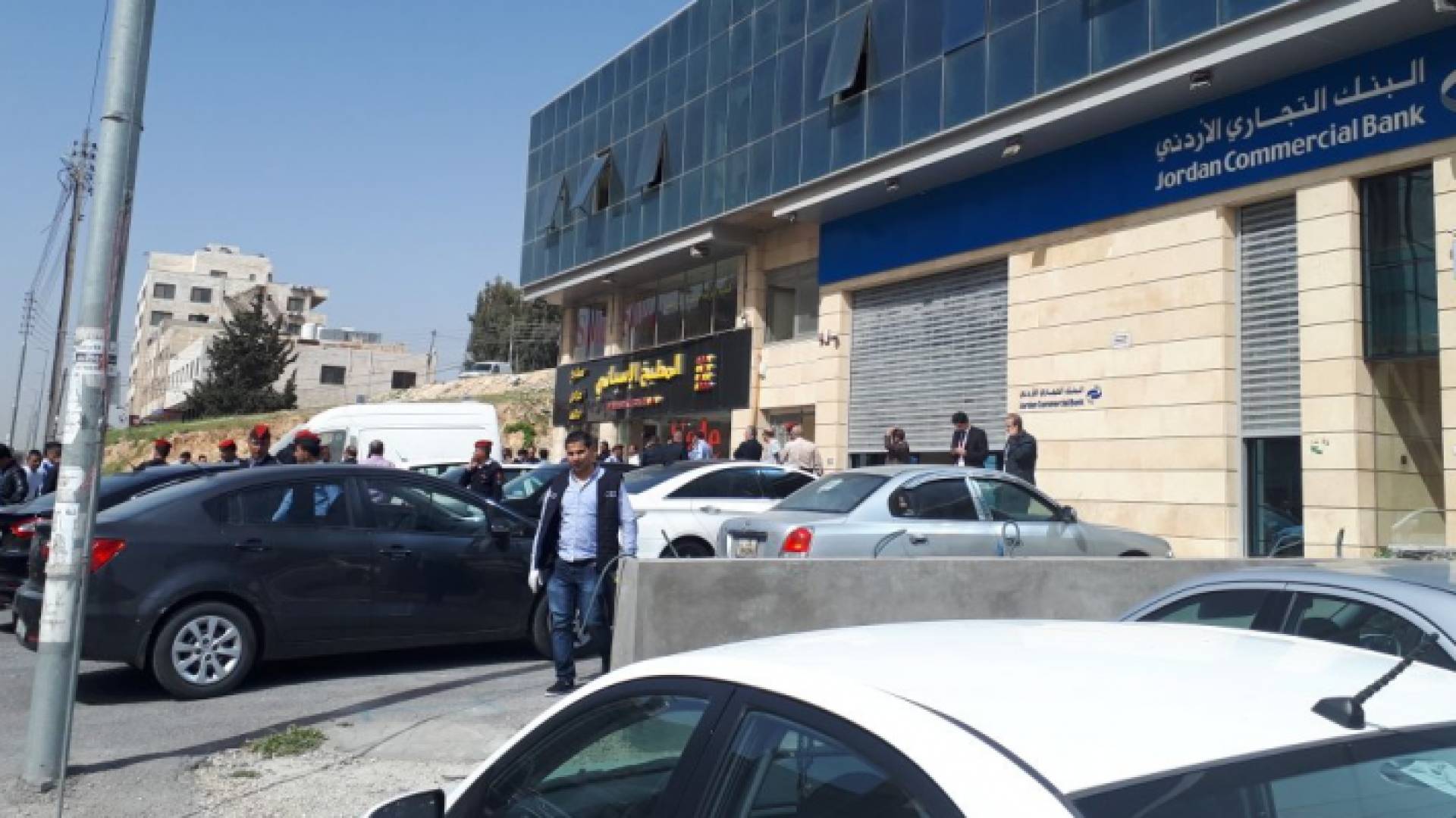 من امام البنك بعد تعرضه للسطو المسلح