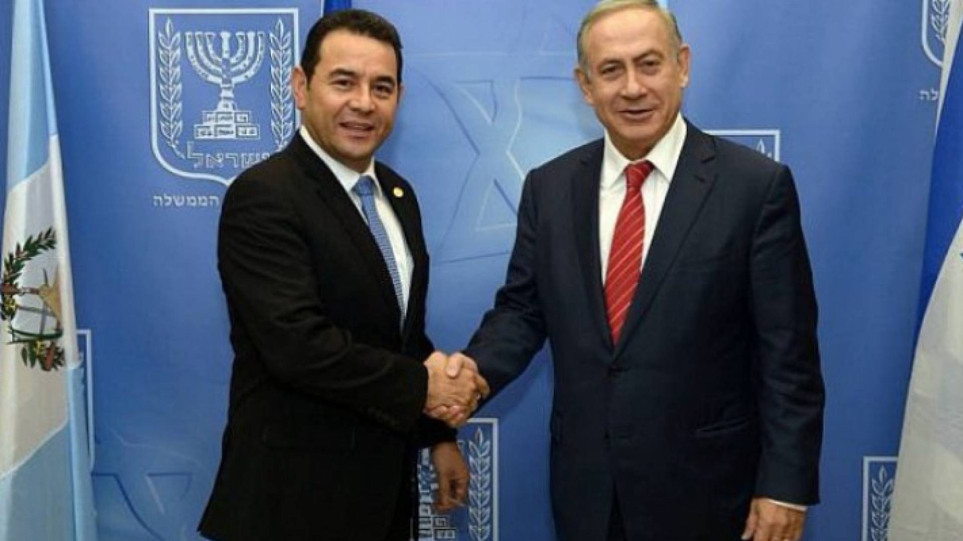 الرئيس الغواتيمالي جيمي موراليس الى جانب رئيس وزراء الاحتلال بنيامين نتنياهو