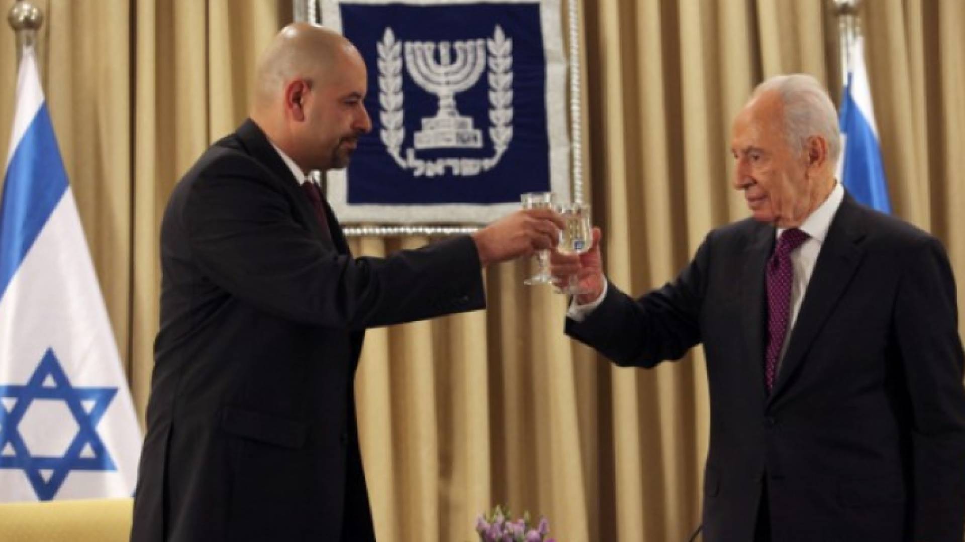 عبيدات عقب تقديم اوراق اعتماده لرئيس الاحتلال الراحل شمعون بيريز