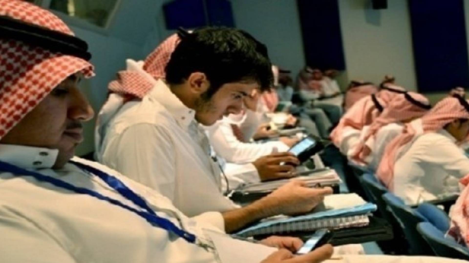 خليجيون أمام أجهزتهم الهاتفية (أرشيف)