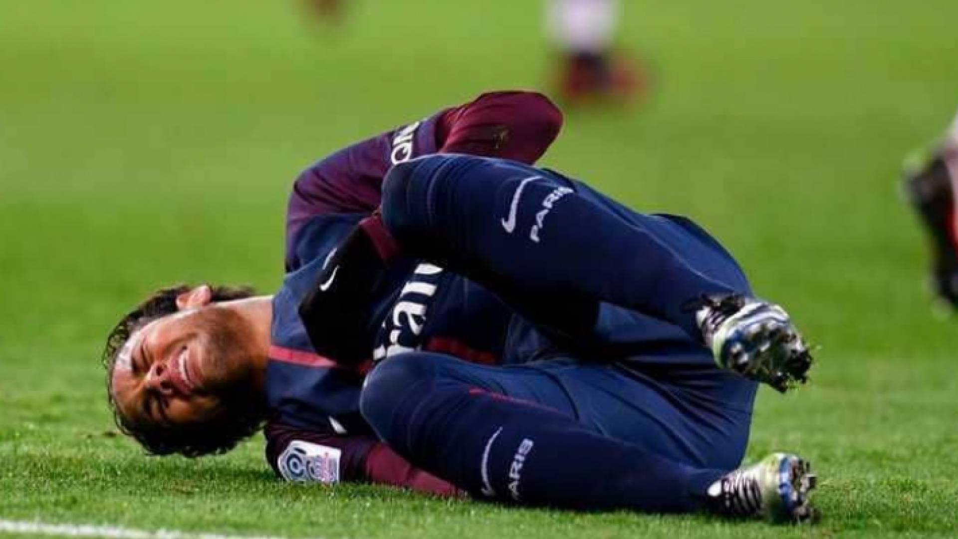 أصيب نيمار بكسر في القدم اليسرى في فبراير