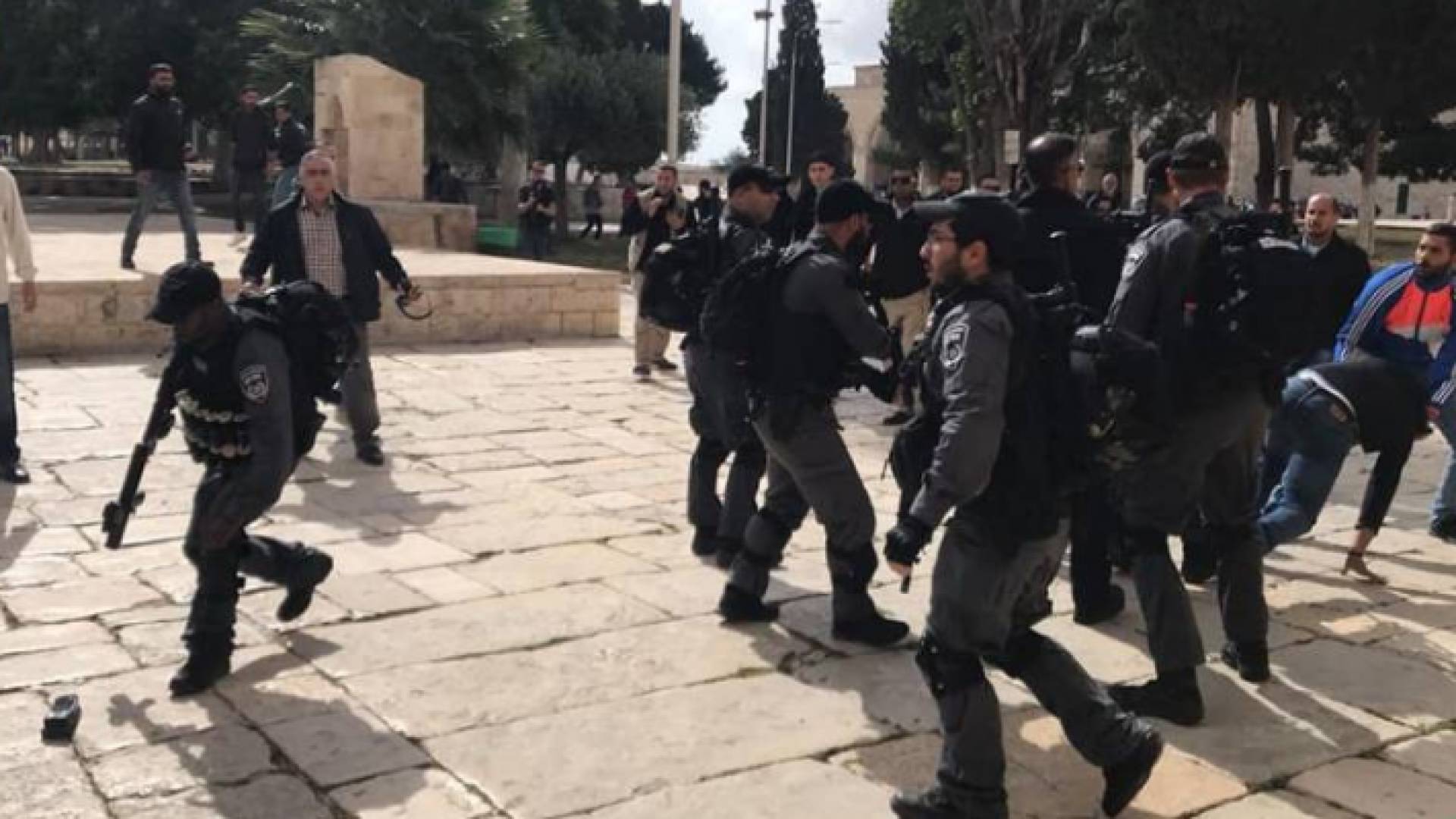 قوات الاحتلال تعتدي بوحشية على حراس وسدنة الأقصى