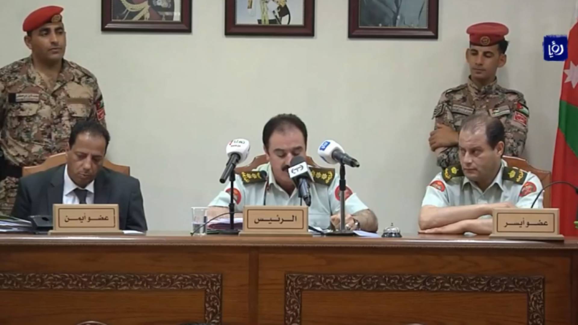 الصورة من الجلسة