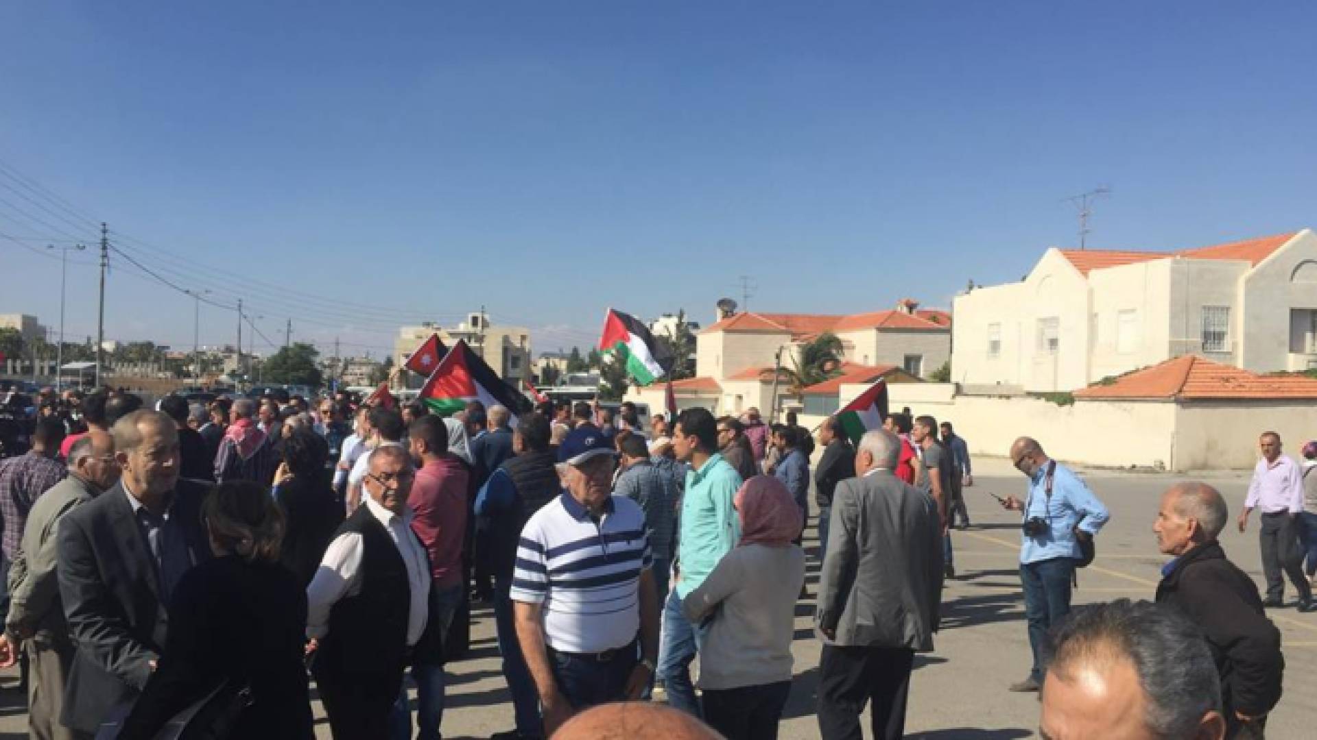 جانب من الاحتجاجات الأردنية أمام سفارة واشنطن في عمان أمس