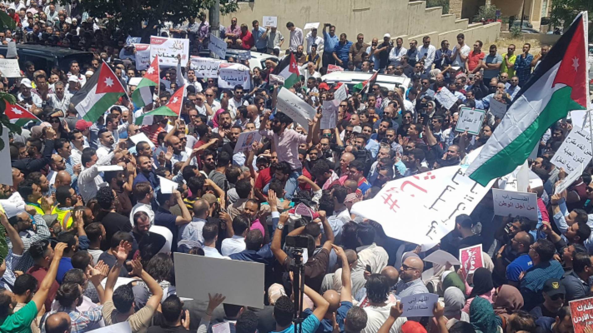 الصورة من أمام مجمع النقابات