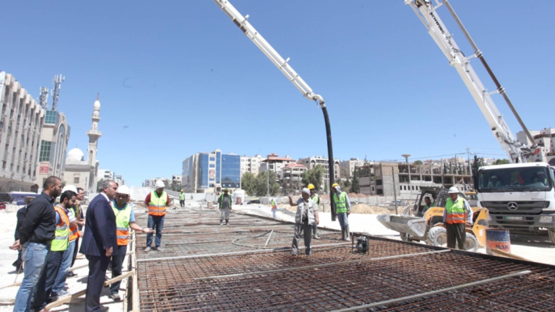 الشواربه خلال تفقده سير العمل في المشروع الاثنين