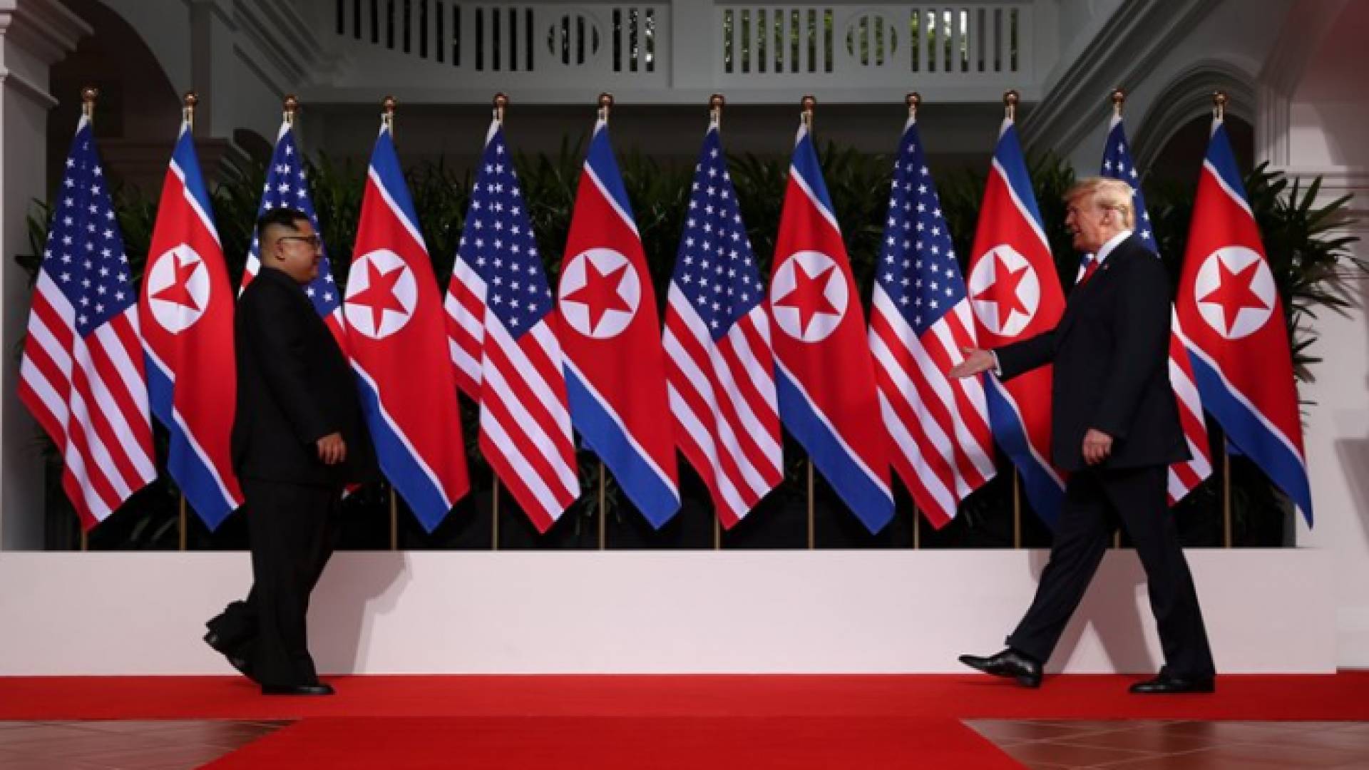 مصافحة تاريخية بين ترمب وكيم